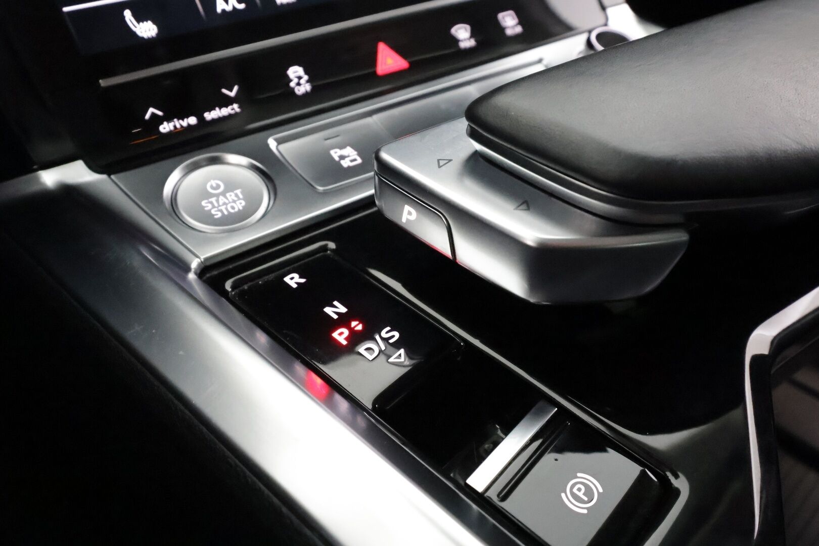 Audi e-tron 2020 Advanced Edition 55 quattro - | ACC | 360° | Sporttipenkit | Matrix-LED | Nahka-alcantara | Lane Assist | Digimittaristo | Sähk. takaluukku | Navi | Merkkihuollot | 2x renkaat aluin | 