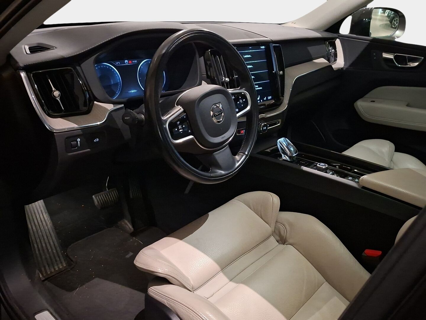 Volvo XC60 2020 B4 AWD MHEV Inscription aut *Acc / Webasto / Four-C / Vaaleat nahat / P.kamera / HUD / Bliss / Suomi-auto* - Upeasti varusteltu! / Merkkihuollettu / Mukavalla maavaralla!