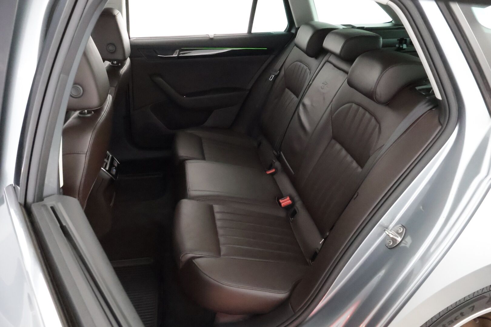 SKODA SUPERB 2016 Combi 2,0 TDI 190 4x4 L&K DSG aut * Webasto / Adapt.Vakkari / Canton / Ilmastoidut nahkapenkit / Koukku / Peruutuskamera / Lämpölasi* - Supervarusteltu / Juuri tullut Tampereelle!