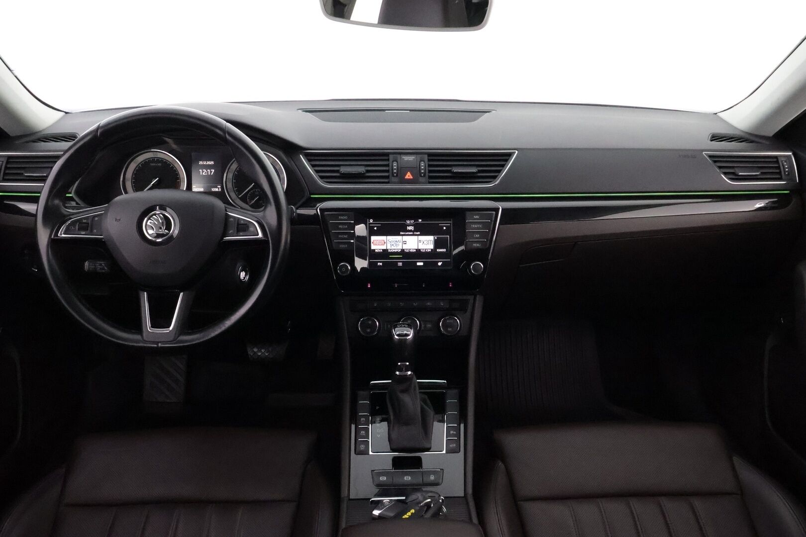 SKODA SUPERB 2016 Combi 2,0 TDI 190 4x4 L&K DSG aut * Webasto / Adapt.Vakkari / Canton / Ilmastoidut nahkapenkit / Koukku / Peruutuskamera / Lämpölasi* - Supervarusteltu / Juuri tullut Tampereelle!