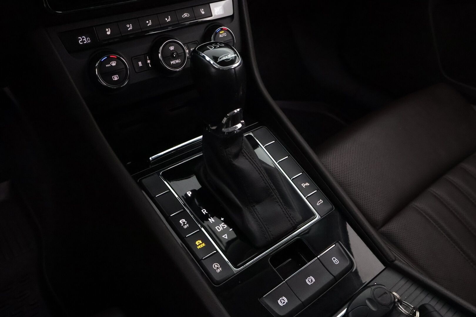 SKODA SUPERB 2016 Combi 2,0 TDI 190 4x4 L&K DSG aut * Webasto / Adapt.Vakkari / Canton / Ilmastoidut nahkapenkit / Koukku / Peruutuskamera / Lämpölasi* - Supervarusteltu / Juuri tullut Tampereelle!