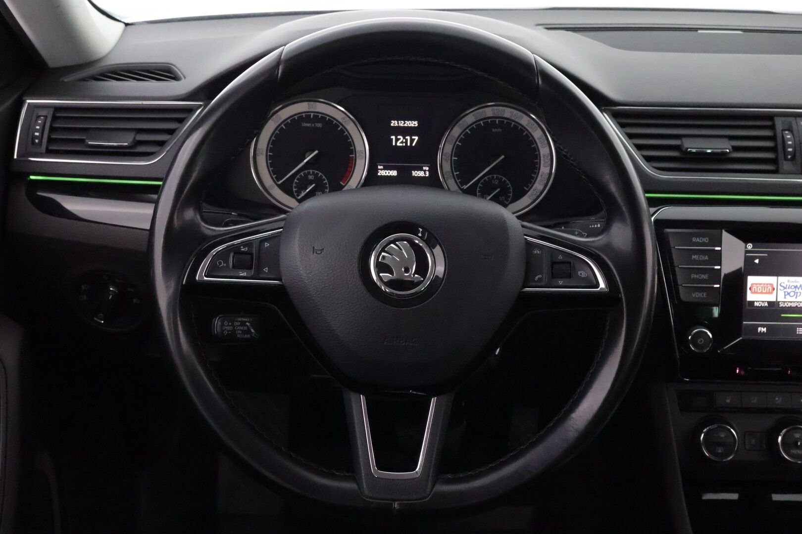 SKODA SUPERB 2016 Combi 2,0 TDI 190 4x4 L&K DSG aut * Webasto / Adapt.Vakkari / Canton / Ilmastoidut nahkapenkit / Koukku / Peruutuskamera / Lämpölasi* - Supervarusteltu / Juuri tullut Tampereelle!