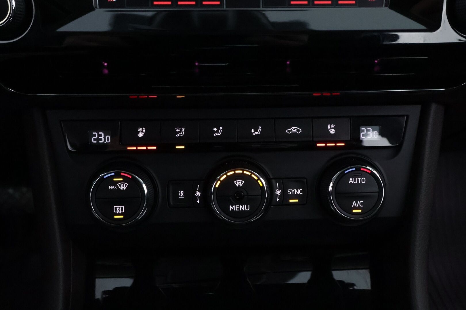 SKODA SUPERB 2016 Combi 2,0 TDI 190 4x4 L&K DSG aut * Webasto / Adapt.Vakkari / Canton / Ilmastoidut nahkapenkit / Koukku / Peruutuskamera / Lämpölasi* - Supervarusteltu / Juuri tullut Tampereelle!