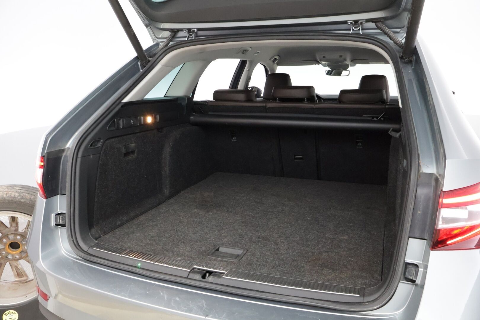 SKODA SUPERB 2016 Combi 2,0 TDI 190 4x4 L&K DSG aut * Webasto / Adapt.Vakkari / Canton / Ilmastoidut nahkapenkit / Koukku / Peruutuskamera / Lämpölasi* - Supervarusteltu / Juuri tullut Tampereelle!