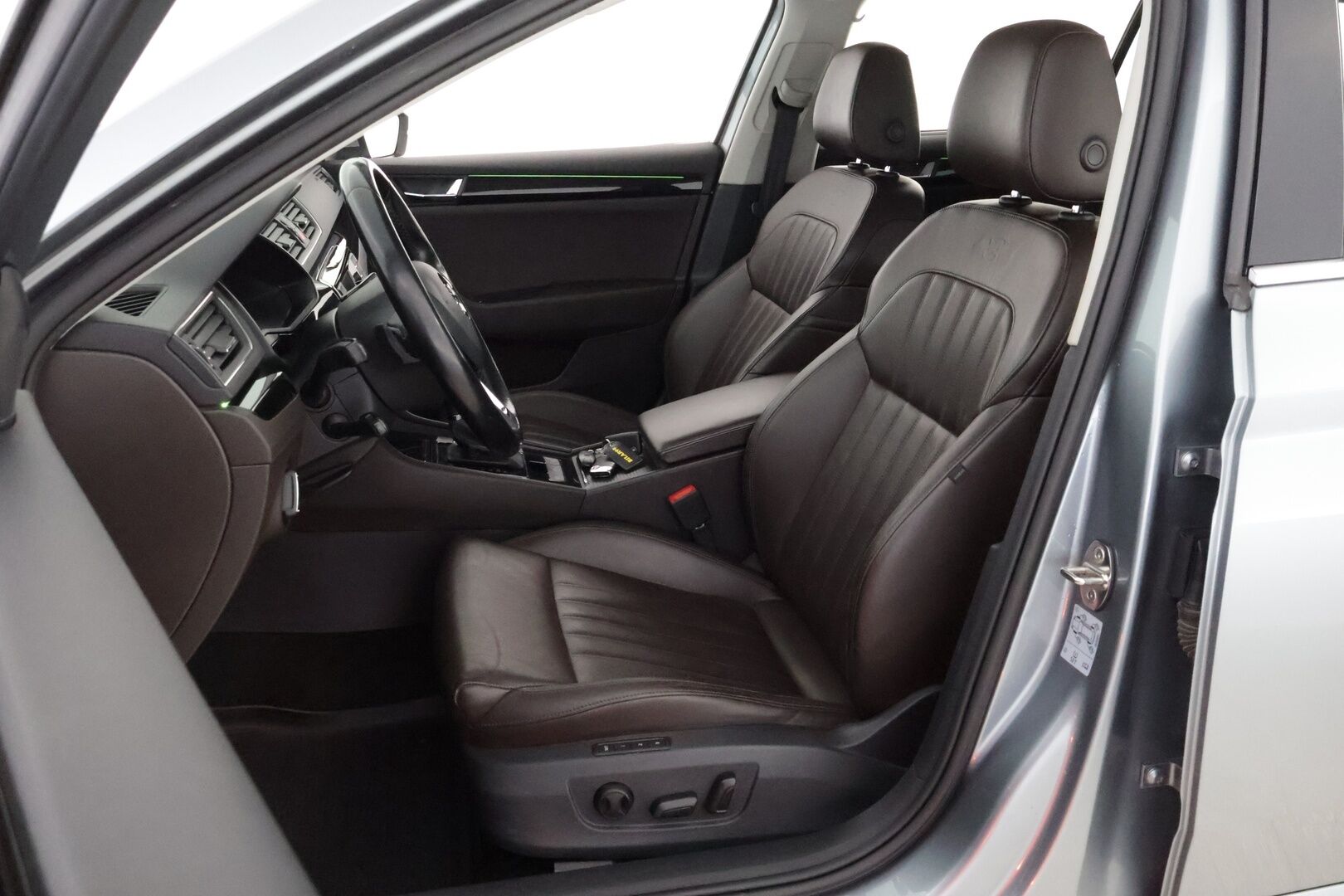 SKODA SUPERB 2016 Combi 2,0 TDI 190 4x4 L&K DSG aut * Webasto / Adapt.Vakkari / Canton / Ilmastoidut nahkapenkit / Koukku / Peruutuskamera / Lämpölasi* - Supervarusteltu / Juuri tullut Tampereelle!