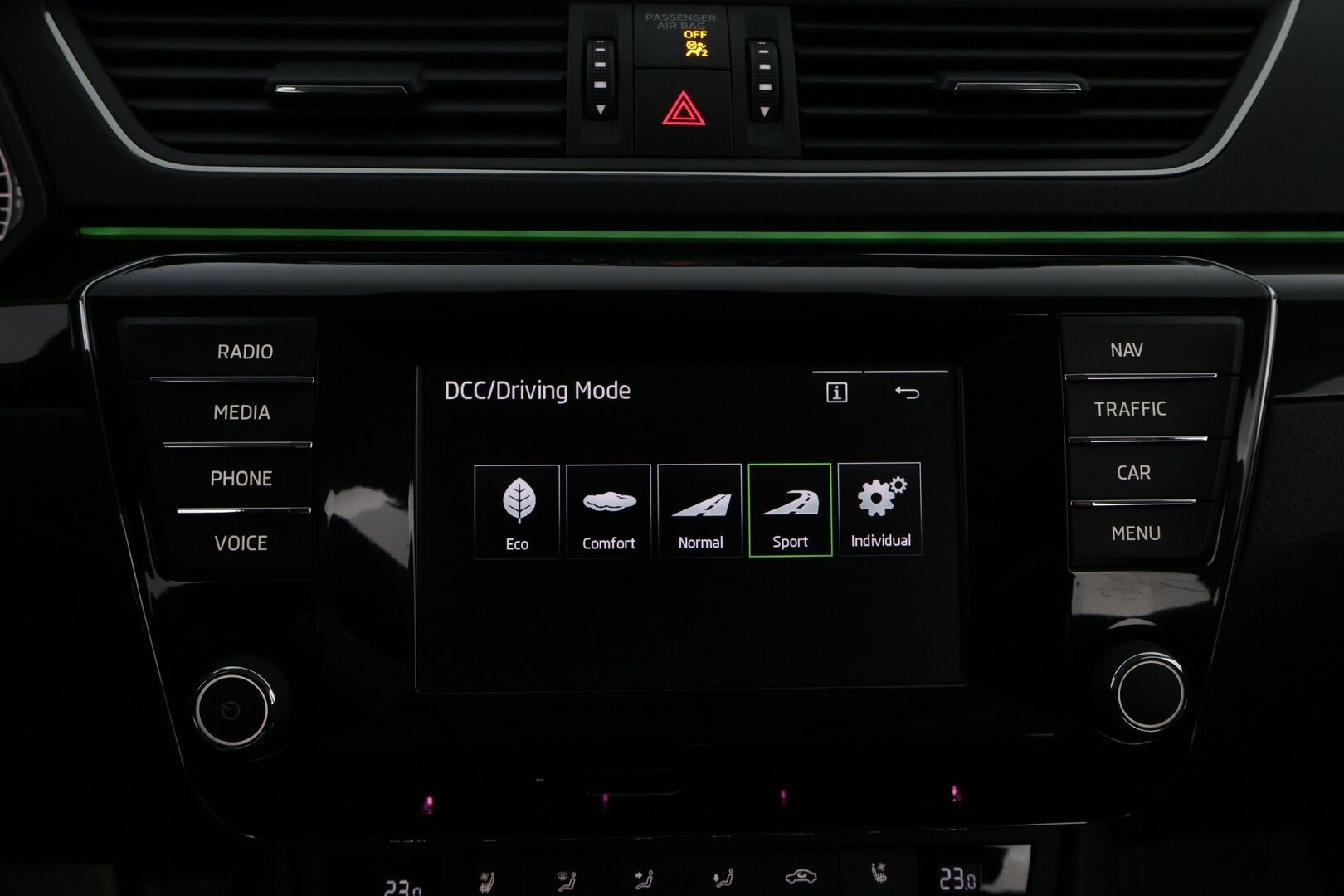 SKODA SUPERB 2016 Combi 2,0 TDI 190 4x4 L&K DSG aut * Webasto / Adapt.Vakkari / Canton / Ilmastoidut nahkapenkit / Koukku / Peruutuskamera / Lämpölasi* - Supervarusteltu / Juuri tullut Tampereelle!