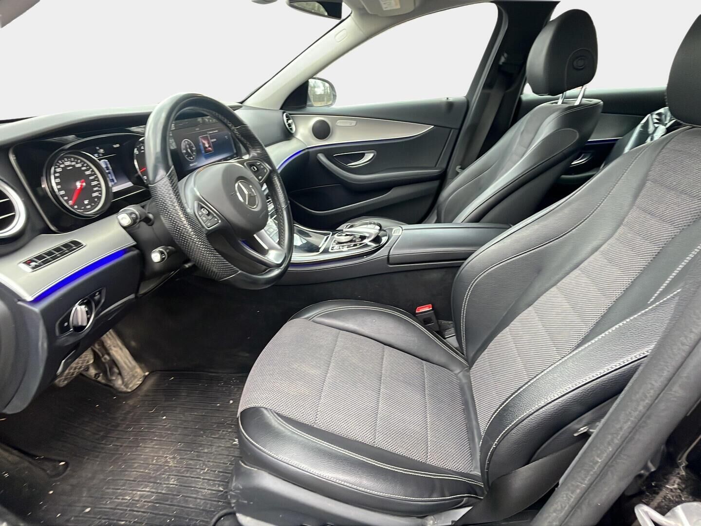 Mercedes-Benz E 2017 200 A Premium Business Avantgarde - Distronic+ /  360 Kamera / Ambient valaistus / LED / Vetokoukku / Navigaattori / Kuolleenkulmanvaroitin / Penkinlämmittimet - HULLUT AVAJAISHULINAT KORKOTARJOUS 3,29 %