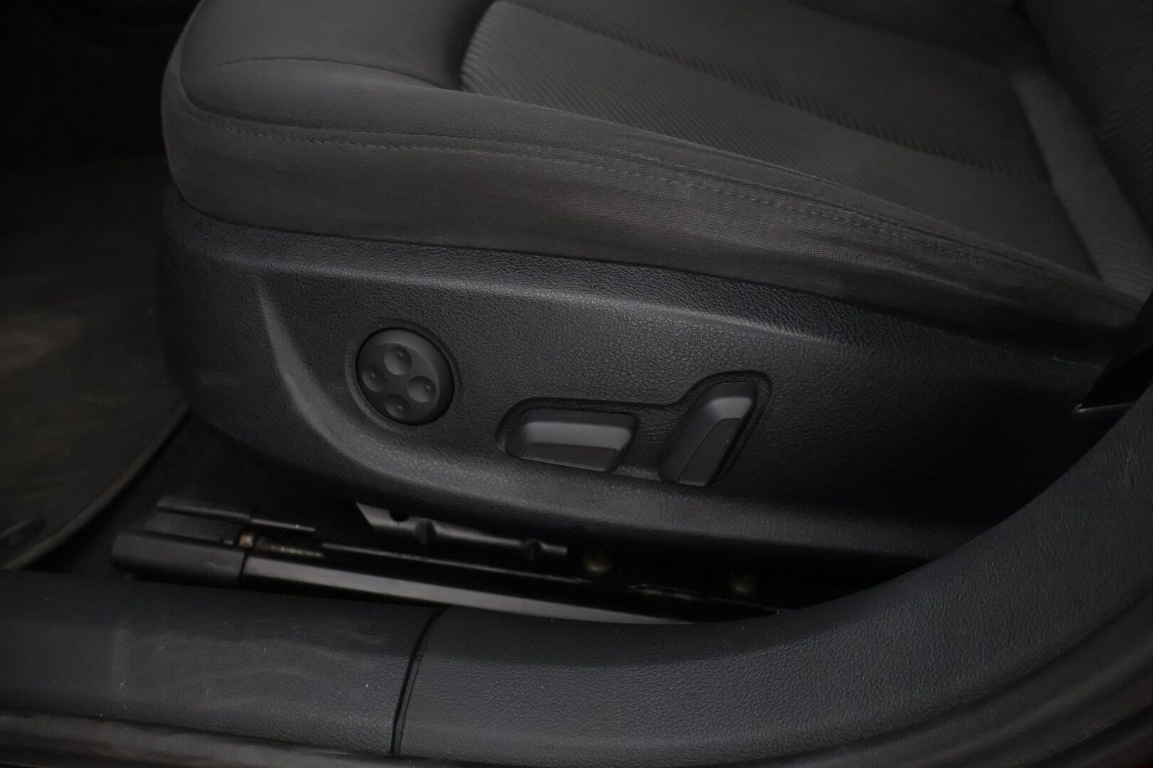 Audi A6 2011 Sedan 3,0 V6 TDI 150 kW quattro S tronic Start-Stop* Soft-close / Muistipenkki / Tutkat / Ratinlämmitin * - Näyttävä Quattro kunnon moottorilla! / Juuri huollettu *