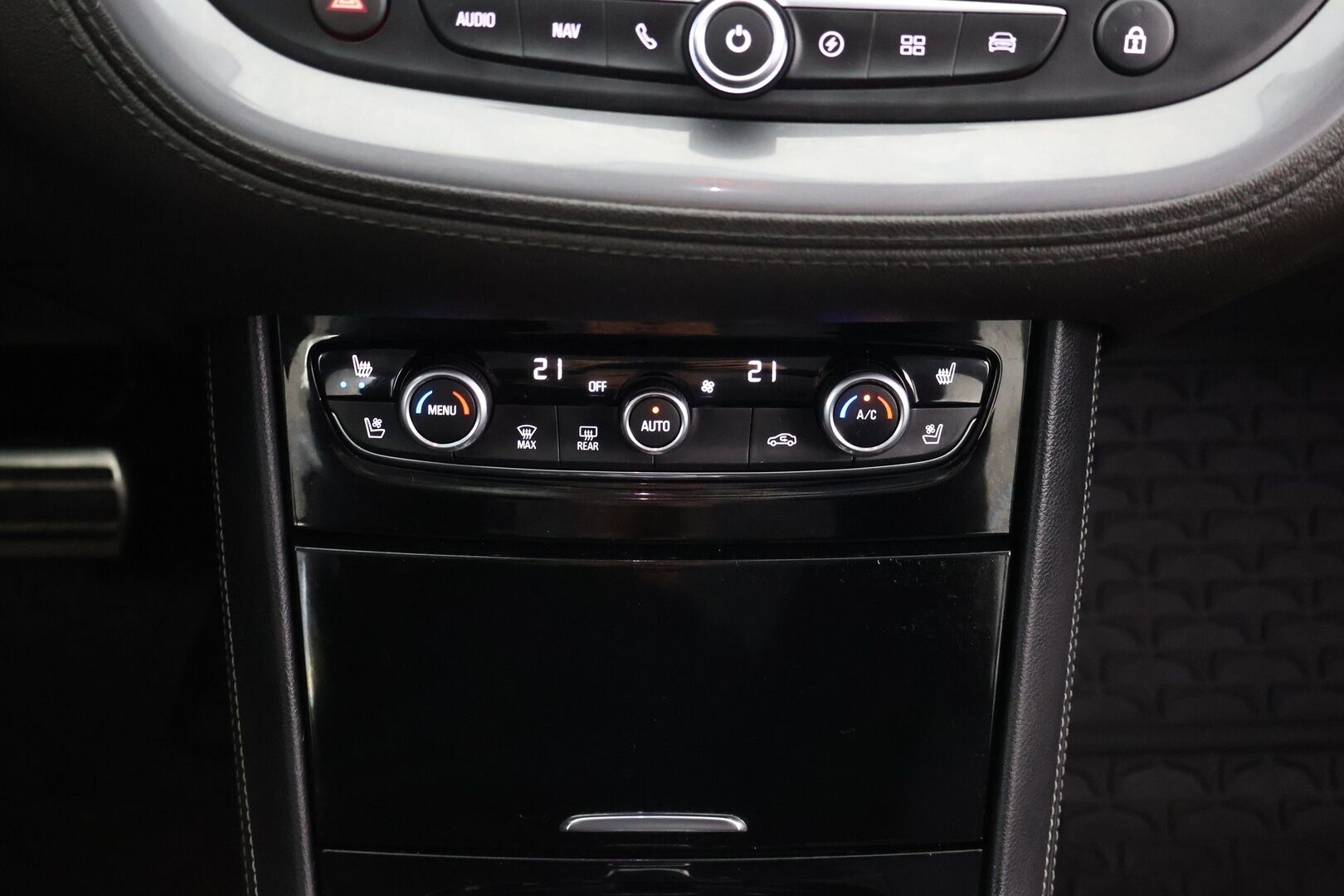 Opel Grandland X 2020 PHEV Executive 300 Turbo A8 AWD - P. Kamera | Ilmastoitu muistipenkki | Nahkasisusta | Koukku | 2x Renkaat | Juuri saapunut!
