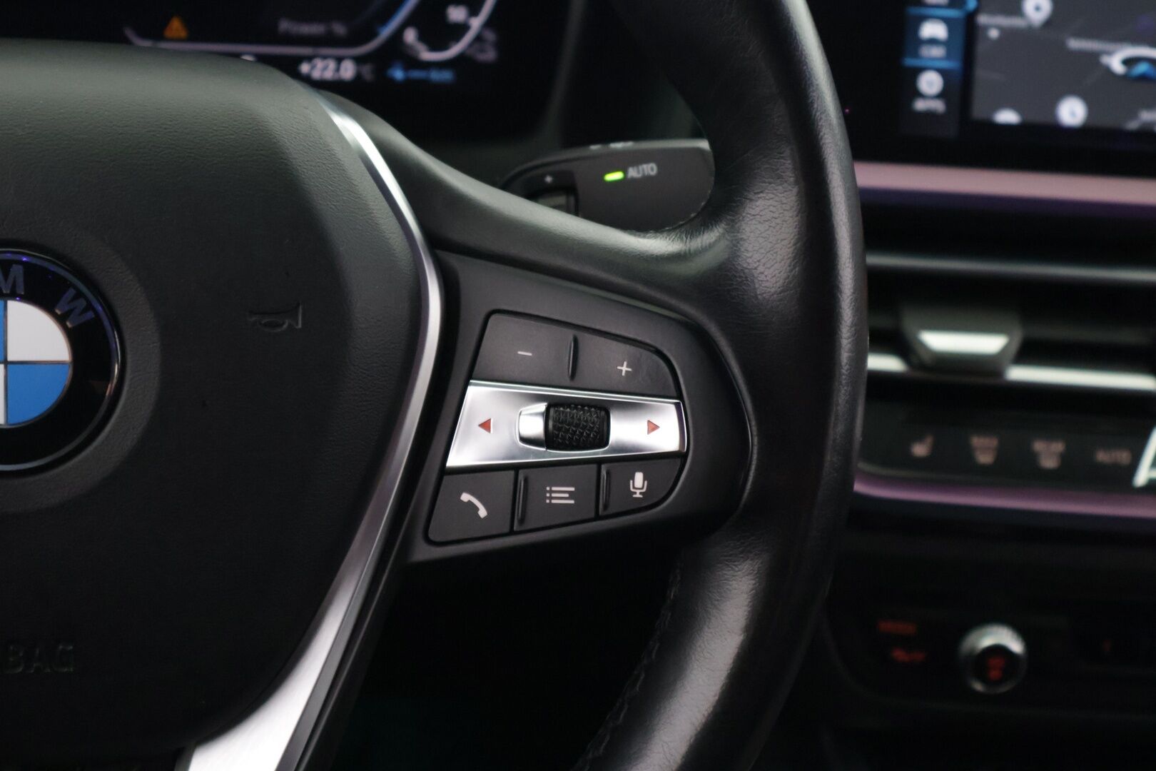 BMW 330 2019 G20 Sedan 330e A Charged Edition * M-Sport ulkonäkö / Tähtikatto / LED / ACC /  Apple&Andoird / Sport-Penkit / Ambient * - * Näyttävä Väri / 19'' erikoisvanteet * 