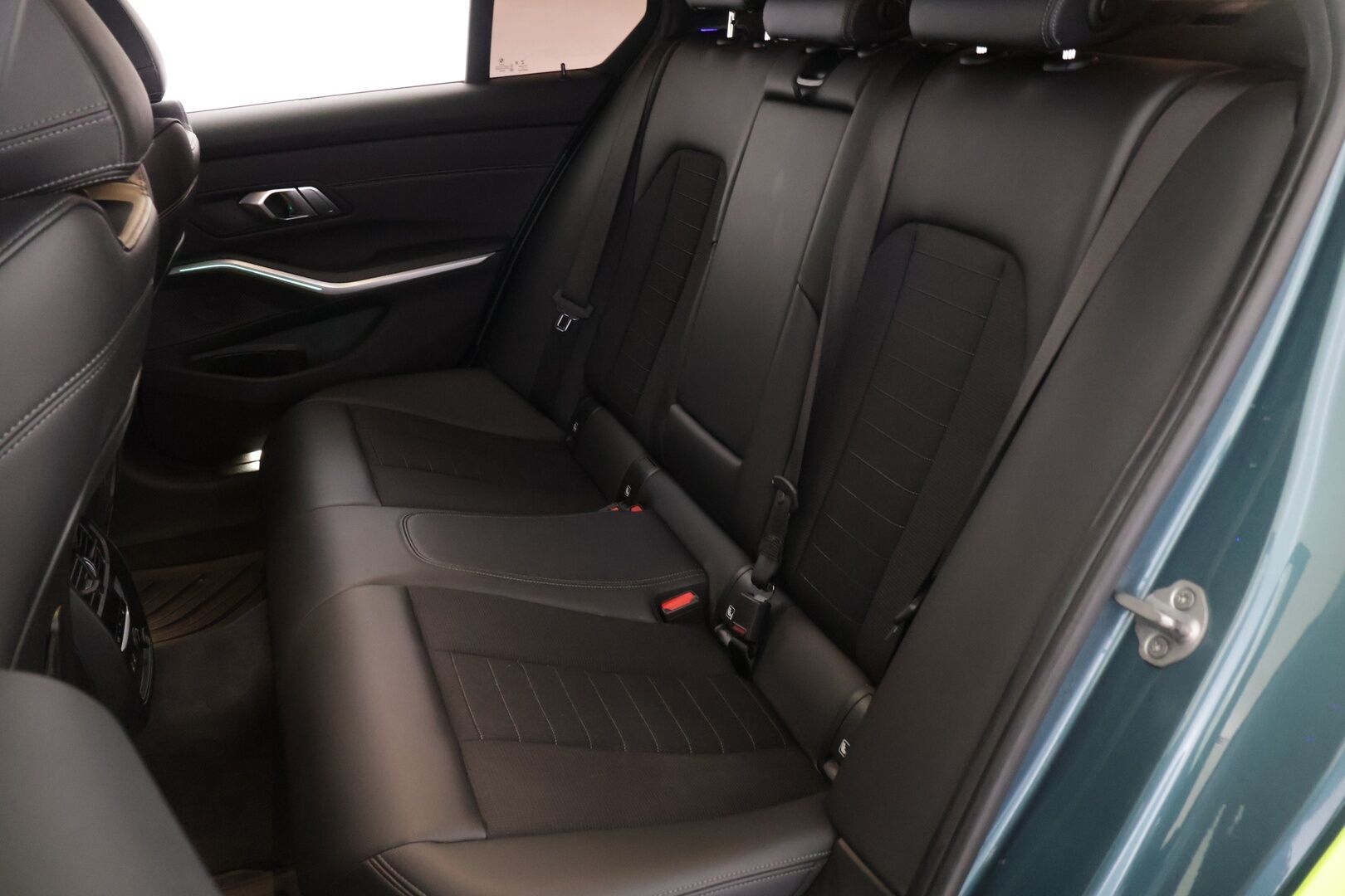 BMW 330 2019 G20 Sedan 330e A Charged Edition * M-Sport ulkonäkö / Tähtikatto / LED / ACC /  Apple&Andoird / Sport-Penkit / Ambient * - * Näyttävä Väri / 19'' erikoisvanteet * 