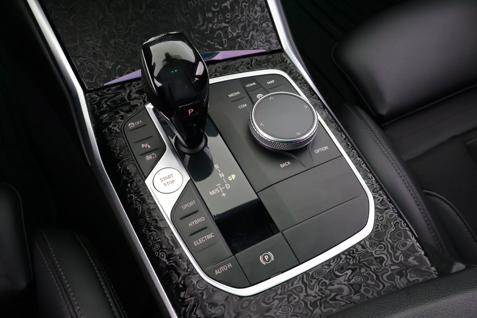 BMW 330 2019 G20 Sedan 330e A Charged Edition * M-Sport ulkonäkö / Tähtikatto / LED / ACC /  Apple&Andoird / Sport-Penkit / Ambient * - * Näyttävä Väri / 19'' erikoisvanteet * 