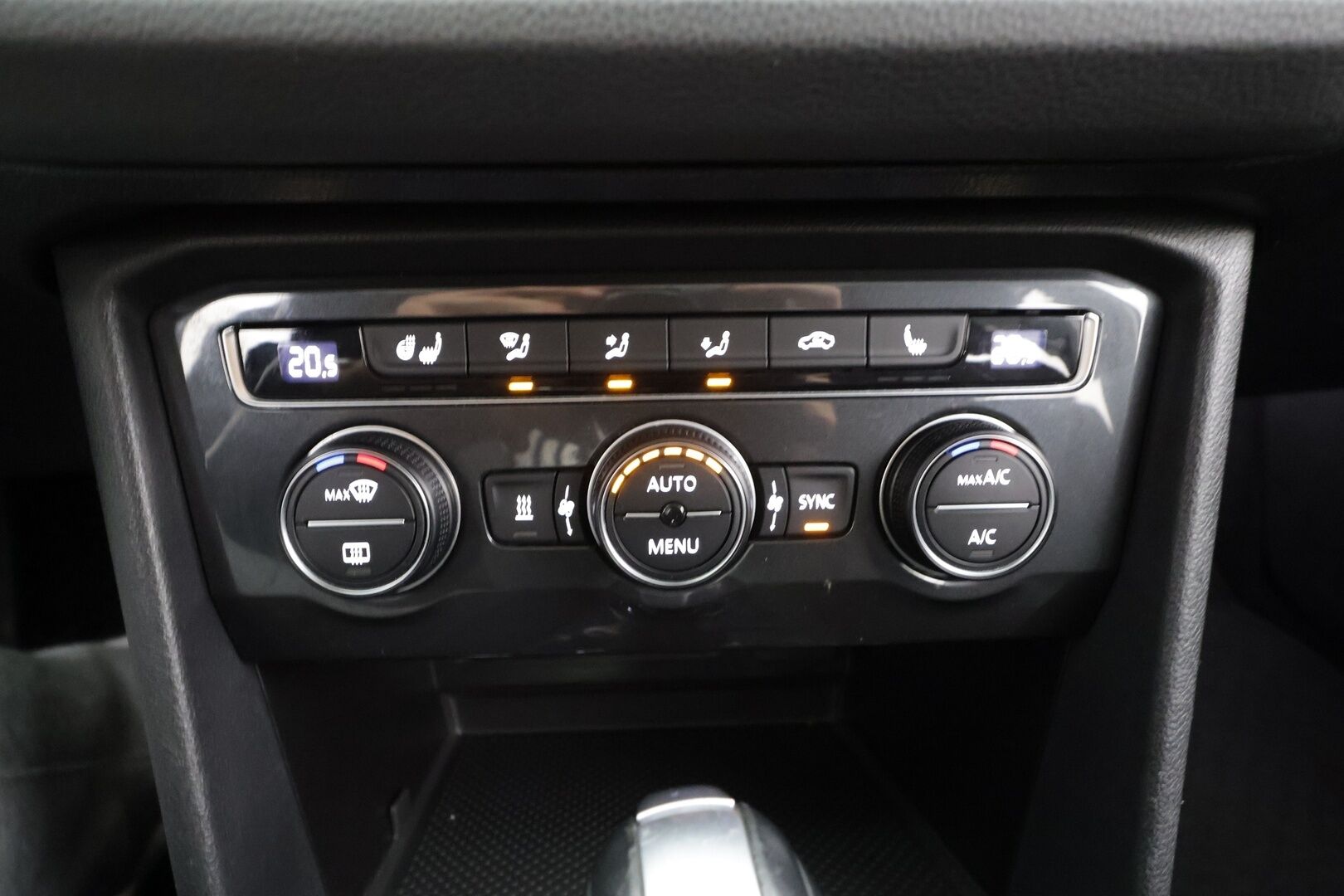 Volkswagen Tiguan 2020 R-Line 2,0 TDI SCR 110 kW 4MOTION DSG * Webasto / Koukku / Adapt.Vakkari / LED / Navi / Digimittari / Kangas-Alcantara - Suomi-auto / Kahdet Renkaat