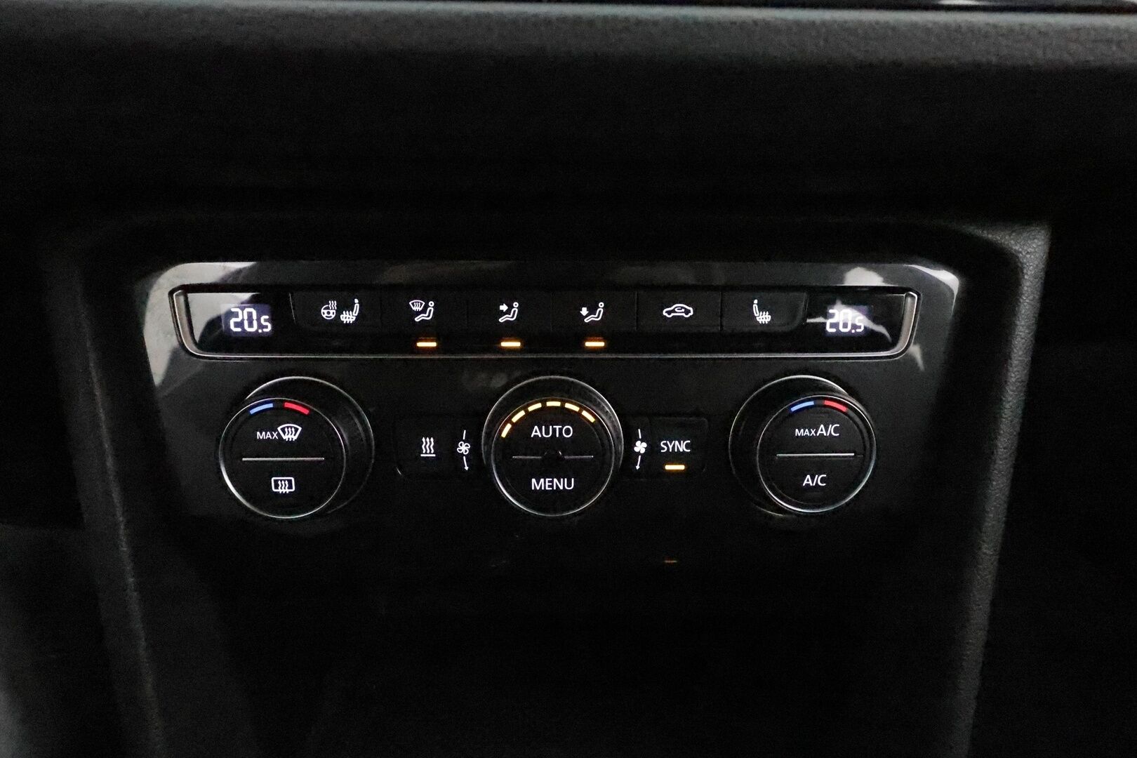 Volkswagen Tiguan 2020 R-Line 2,0 TDI SCR 110 kW 4MOTION DSG * Webasto / Koukku / Adapt.Vakkari / LED / Navi / Digimittari / Kangas-Alcantara - Suomi-auto / Kahdet Renkaat