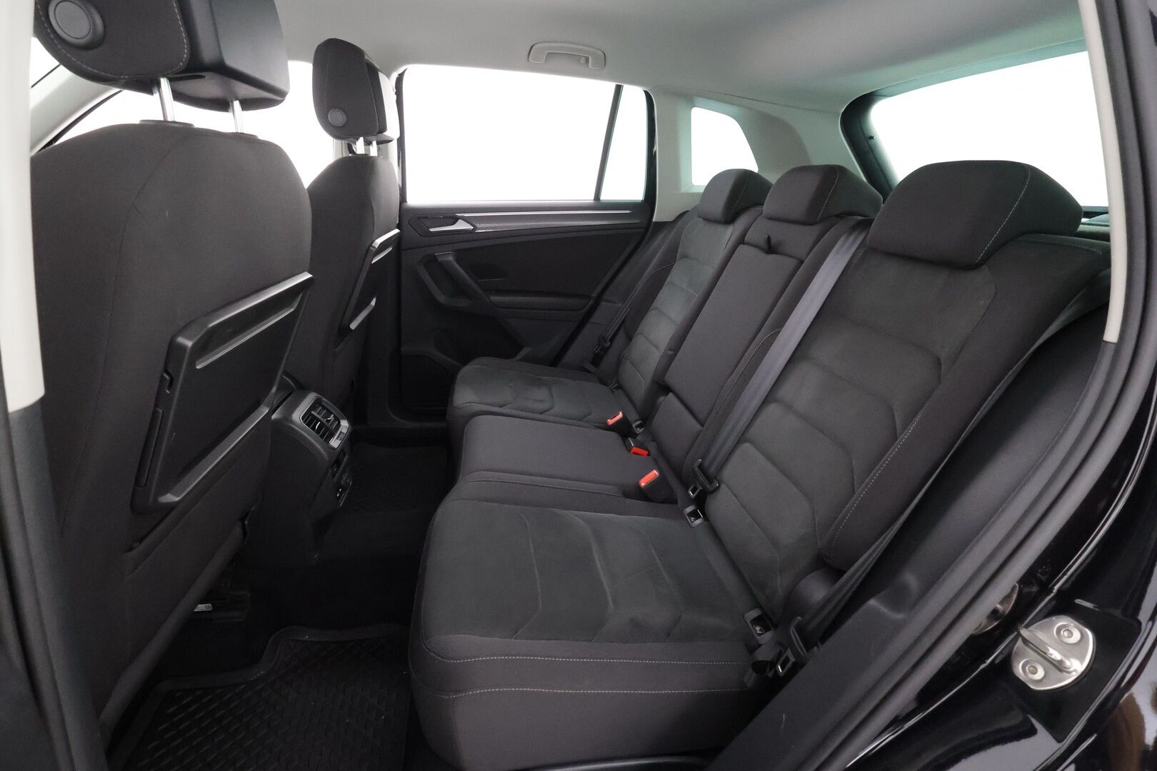 Volkswagen Tiguan 2020 R-Line 2,0 TDI SCR 110 kW 4MOTION DSG * Webasto / Koukku / Adapt.Vakkari / LED / Navi / Digimittari / Kangas-Alcantara - Suomi-auto / Kahdet Renkaat