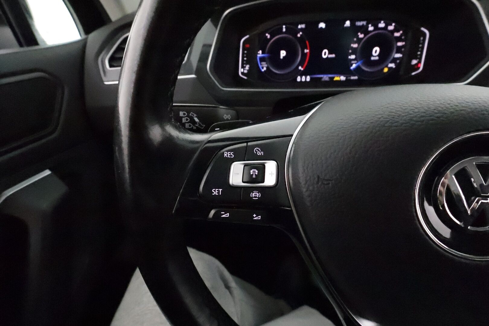 Volkswagen Tiguan 2020 R-Line 2,0 TDI SCR 110 kW 4MOTION DSG * Webasto / Koukku / Adapt.Vakkari / LED / Navi / Digimittari / Kangas-Alcantara - Suomi-auto / Kahdet Renkaat