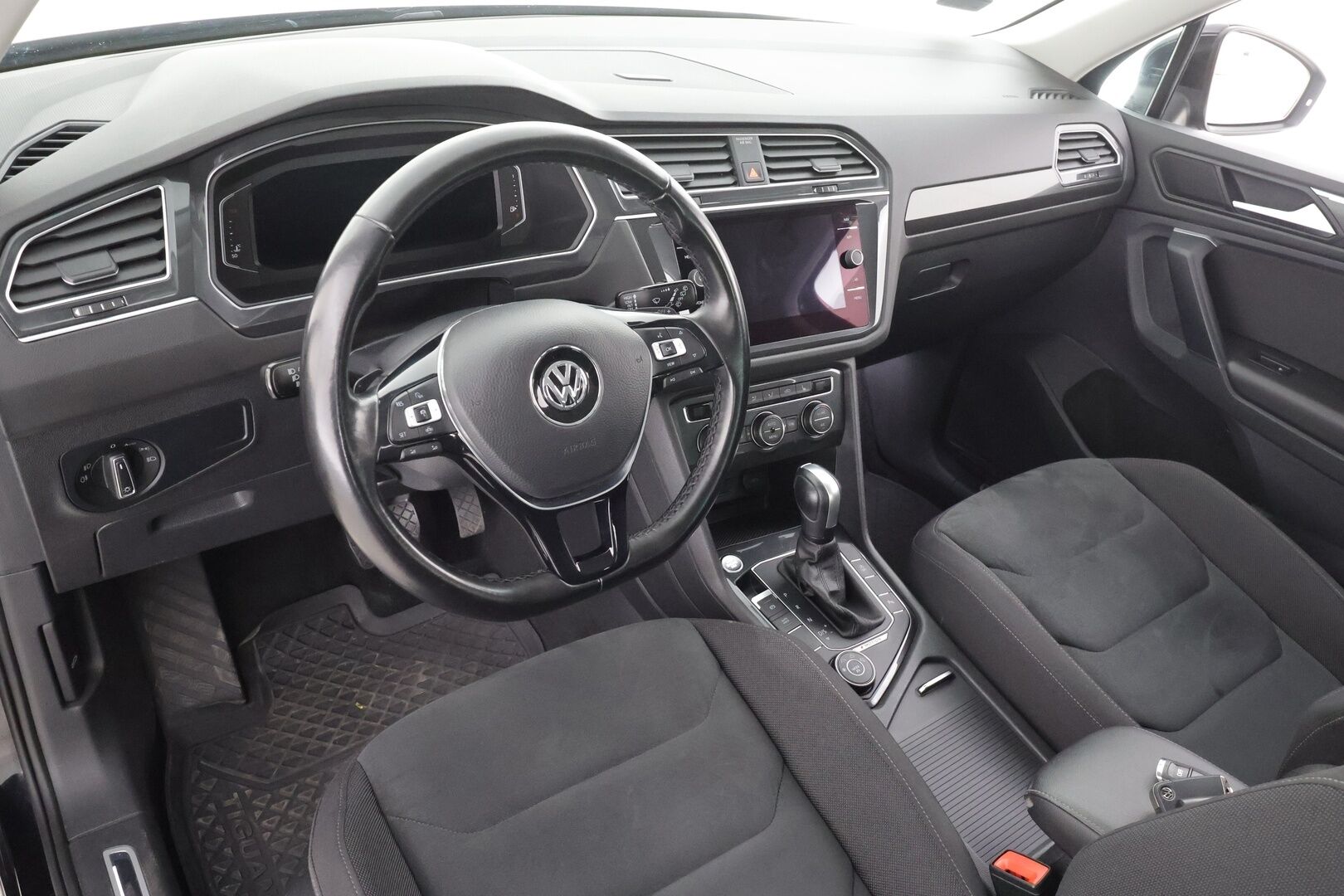 Volkswagen Tiguan 2020 R-Line 2,0 TDI SCR 110 kW 4MOTION DSG * Webasto / Koukku / Adapt.Vakkari / LED / Navi / Digimittari / Kangas-Alcantara - Suomi-auto / Kahdet Renkaat / Juuri tullut Tampereelle! - HULLU BLACKWEEK KORKOTARJOUS 2,49%