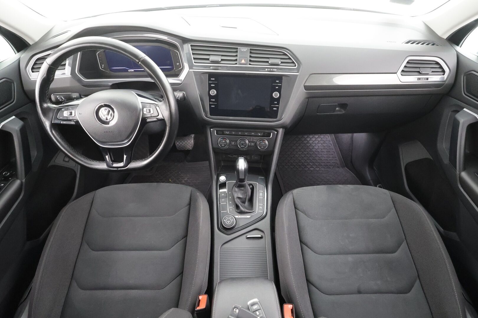 Volkswagen Tiguan 2020 R-Line 2,0 TDI SCR 110 kW 4MOTION DSG * Webasto / Koukku / Adapt.Vakkari / LED / Navi / Digimittari / Kangas-Alcantara - Suomi-auto / Kahdet Renkaat