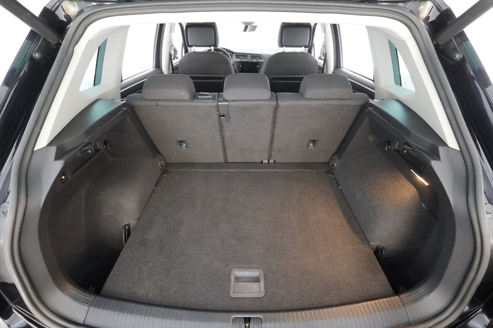 Volkswagen Tiguan 2020 R-Line 2,0 TDI SCR 110 kW 4MOTION DSG * Webasto / Koukku / Adapt.Vakkari / LED / Navi / Digimittari / Kangas-Alcantara - Suomi-auto / Kahdet Renkaat