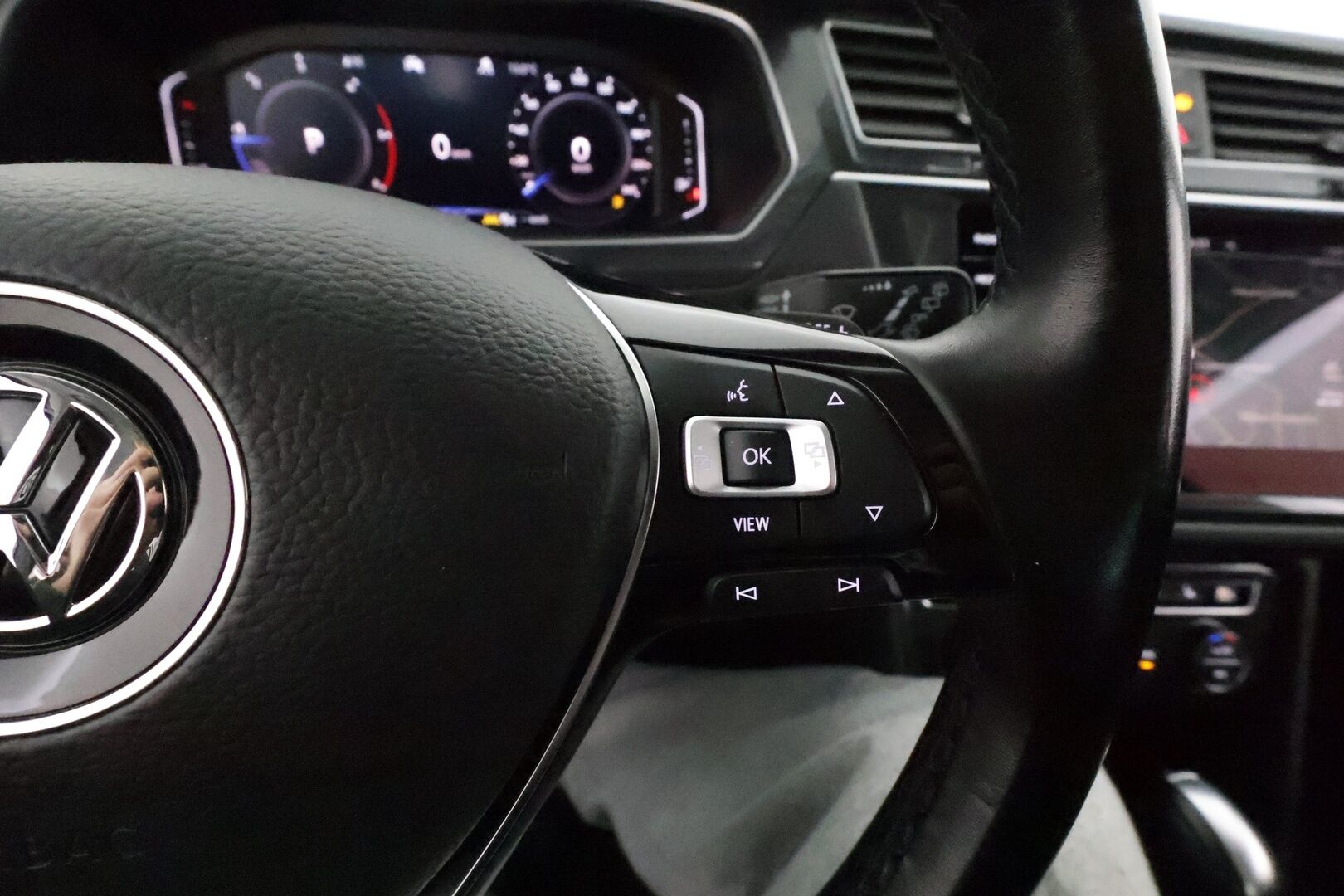 Volkswagen Tiguan 2020 R-Line 2,0 TDI SCR 110 kW 4MOTION DSG * Webasto / Koukku / Adapt.Vakkari / LED / Navi / Digimittari / Kangas-Alcantara - Suomi-auto / Kahdet Renkaat