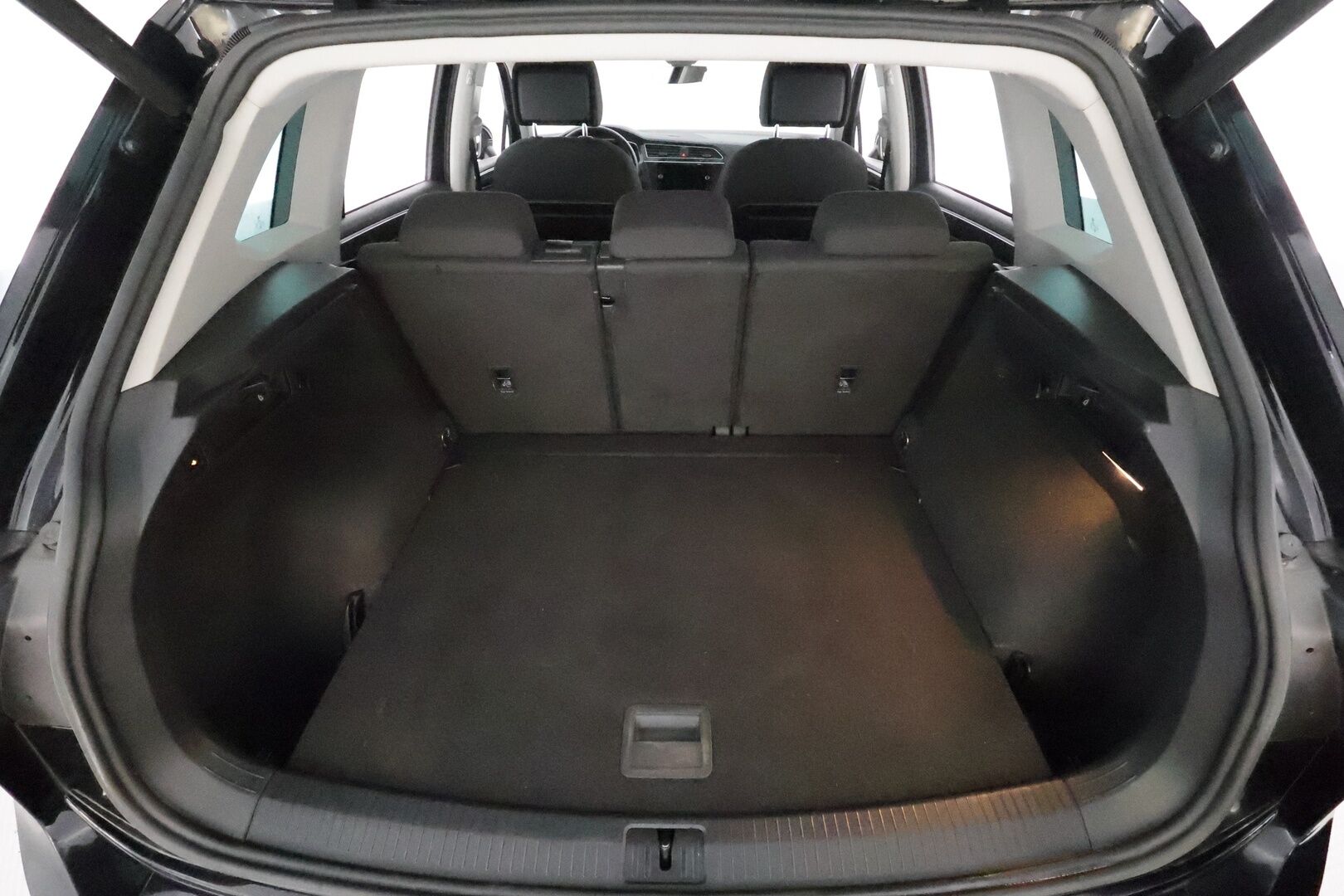 Volkswagen Tiguan 2020 R-Line 2,0 TDI SCR 110 kW 4MOTION DSG * Webasto / Koukku / Adapt.Vakkari / LED / Navi / Digimittari / Kangas-Alcantara - Suomi-auto / Kahdet Renkaat