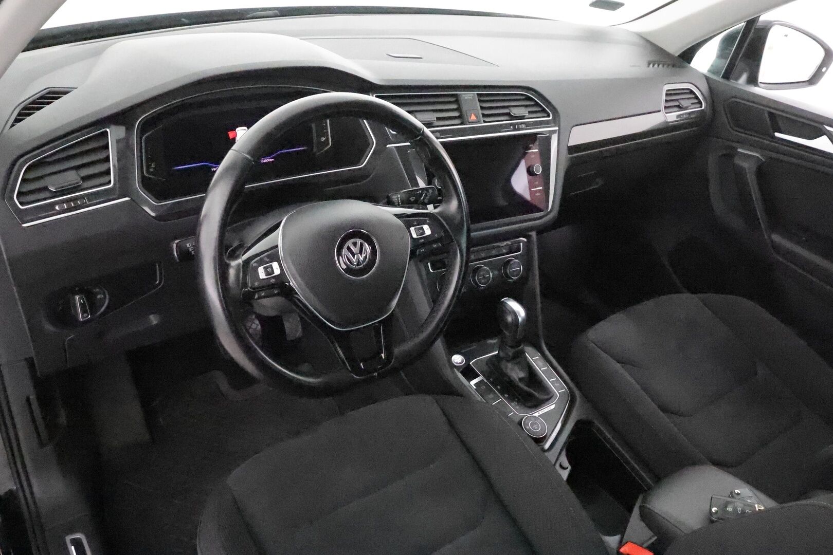 Volkswagen Tiguan 2020 R-Line 2,0 TDI SCR 110 kW 4MOTION DSG * Webasto / Koukku / Adapt.Vakkari / LED / Navi / Digimittari / Kangas-Alcantara - Suomi-auto / Kahdet Renkaat