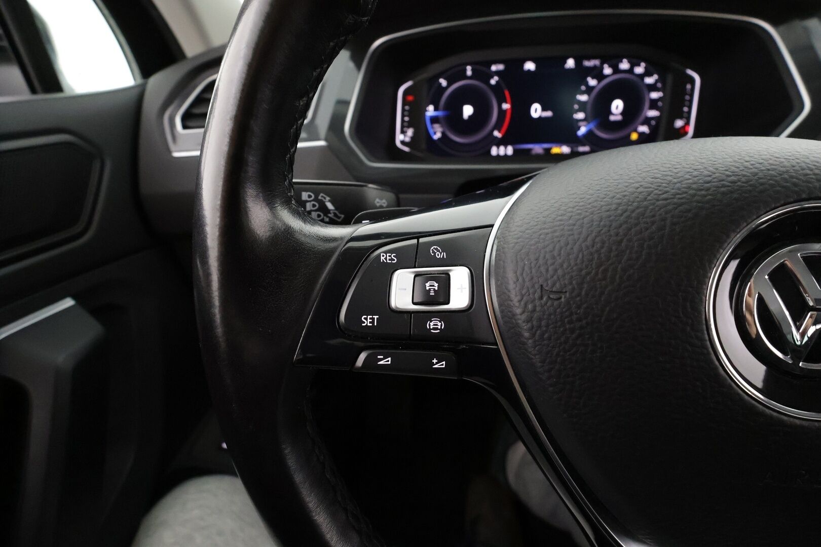 Volkswagen Tiguan 2020 R-Line 2,0 TDI SCR 110 kW 4MOTION DSG * Webasto / Koukku / Adapt.Vakkari / LED / Navi / Digimittari / Kangas-Alcantara - Suomi-auto / Kahdet Renkaat