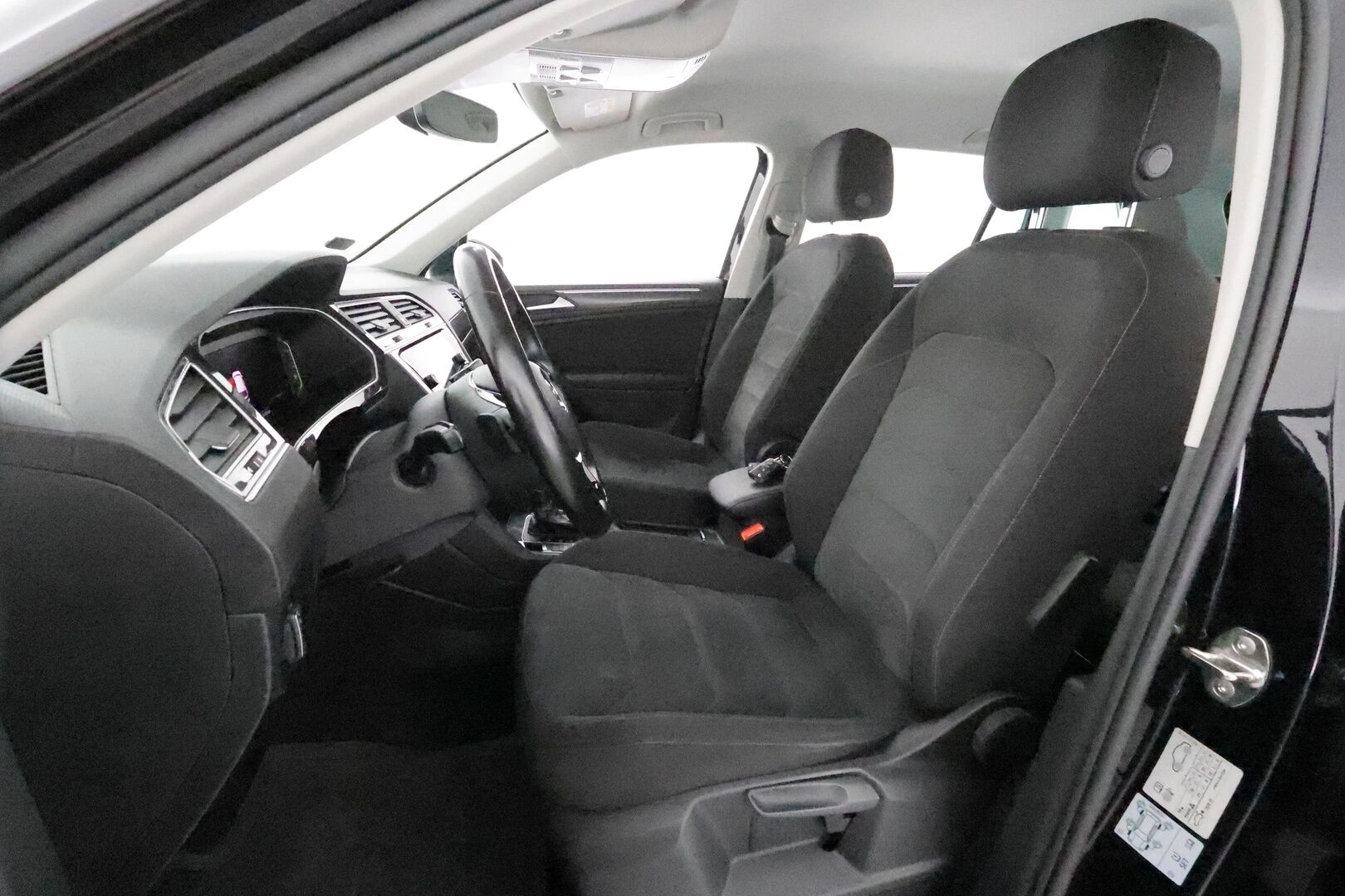 Volkswagen Tiguan 2020 R-Line 2,0 TDI SCR 110 kW 4MOTION DSG * Webasto / Koukku / Adapt.Vakkari / LED / Navi / Digimittari / Kangas-Alcantara - Suomi-auto / Kahdet Renkaat / Juuri tullut Tampereelle! - HULLU BLACKWEEK KORKOTARJOUS 2,49%