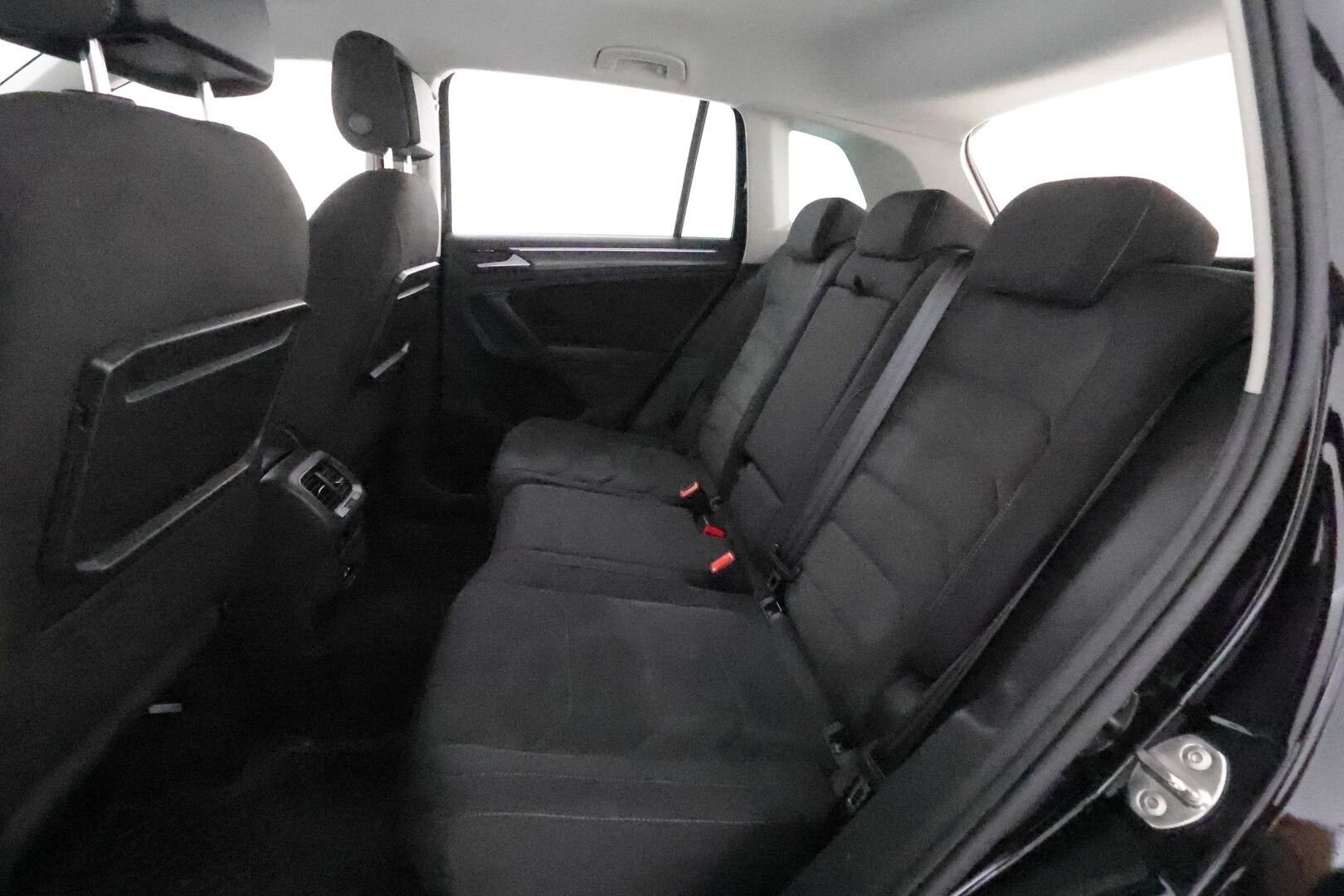 Volkswagen Tiguan 2020 R-Line 2,0 TDI SCR 110 kW 4MOTION DSG * Webasto / Koukku / Adapt.Vakkari / LED / Navi / Digimittari / Kangas-Alcantara - Suomi-auto / Kahdet Renkaat