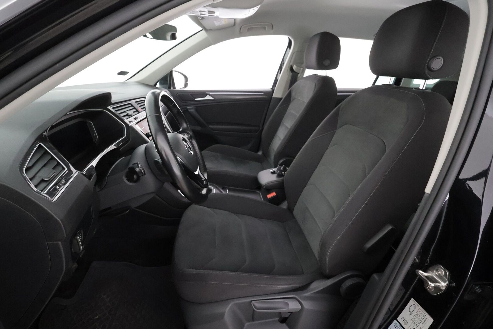 Volkswagen Tiguan 2020 R-Line 2,0 TDI SCR 110 kW 4MOTION DSG * Webasto / Koukku / Adapt.Vakkari / LED / Navi / Digimittari / Kangas-Alcantara - Suomi-auto / Kahdet Renkaat