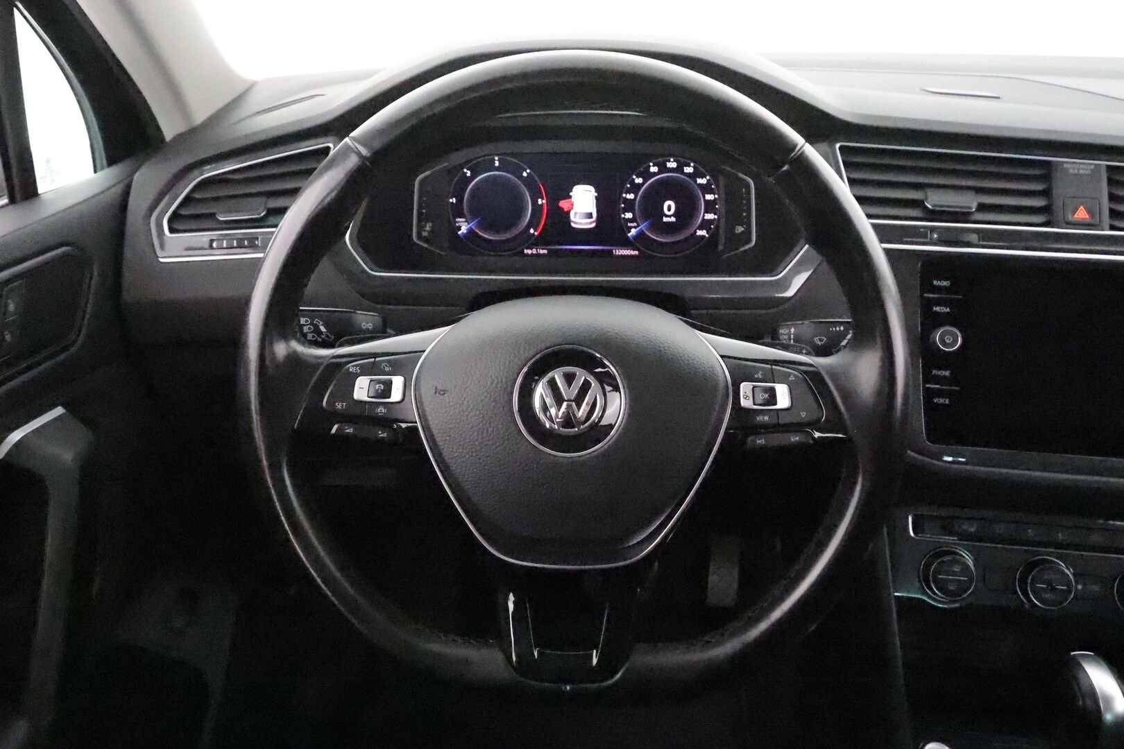 Volkswagen Tiguan 2020 R-Line 2,0 TDI SCR 110 kW 4MOTION DSG * Webasto / Koukku / Adapt.Vakkari / LED / Navi / Digimittari / Kangas-Alcantara - Suomi-auto / Kahdet Renkaat