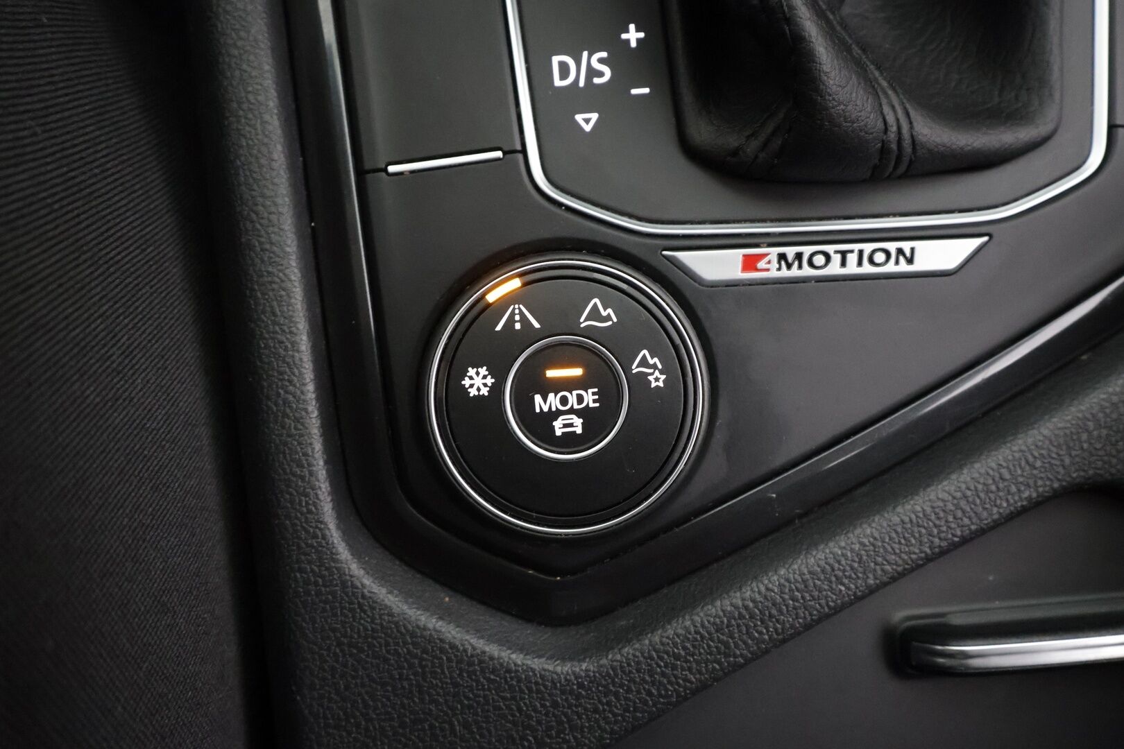 Volkswagen Tiguan 2020 R-Line 2,0 TDI SCR 110 kW 4MOTION DSG * Webasto / Koukku / Adapt.Vakkari / LED / Navi / Digimittari / Kangas-Alcantara - Suomi-auto / Kahdet Renkaat