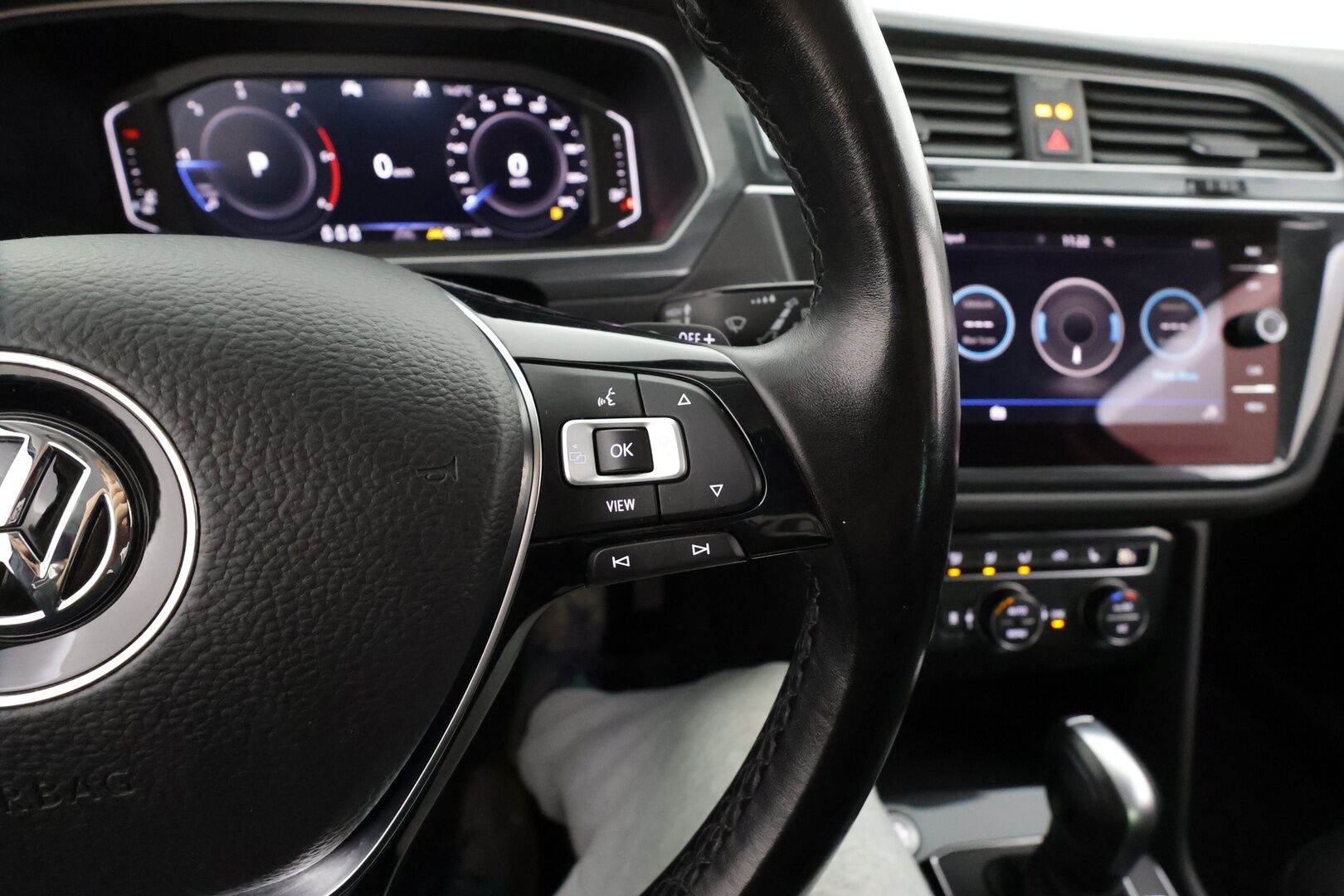 Volkswagen Tiguan 2020 R-Line 2,0 TDI SCR 110 kW 4MOTION DSG * Webasto / Koukku / Adapt.Vakkari / LED / Navi / Digimittari / Kangas-Alcantara - Suomi-auto / Kahdet Renkaat
