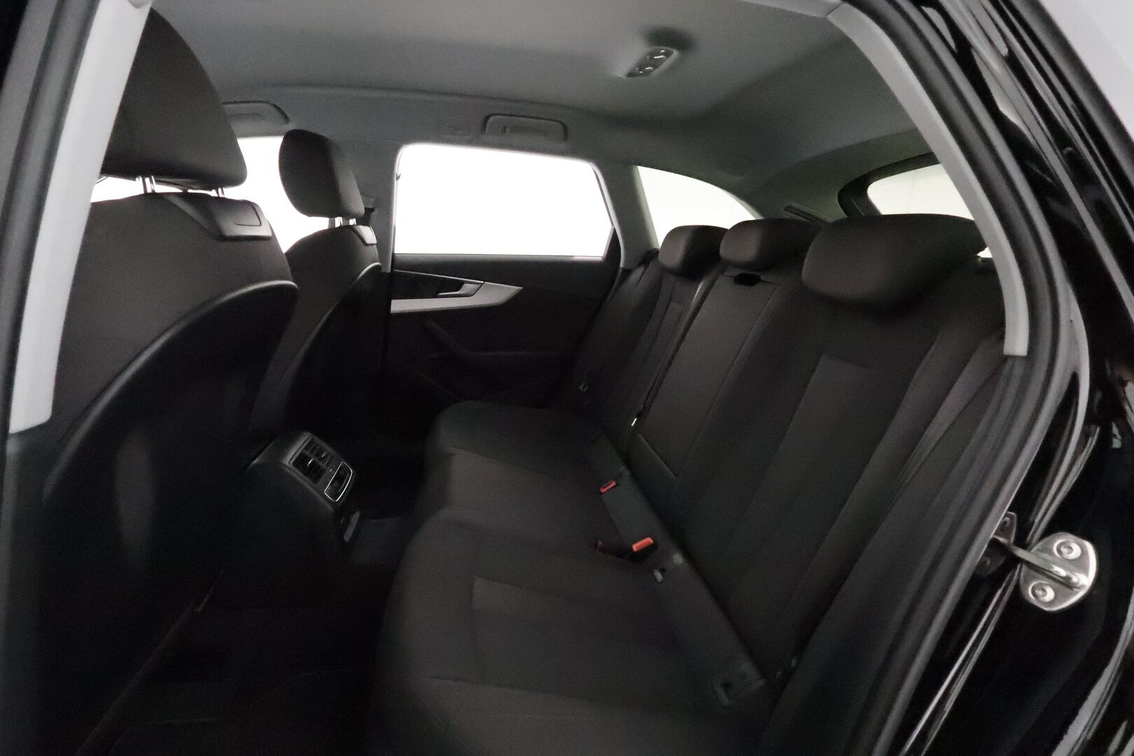 Audi A4 2020 Avant Business Advanced 45 TFSI 180 kW MHEV quattro S tronic **Webasto / Vakkari / Digimittaristo / KeylessGo / Navi** - 3,99 % KORKOTARJOUS TÄHÄN AUTOON - Suomi-auto / Kahdet renkaat aluvanteilla