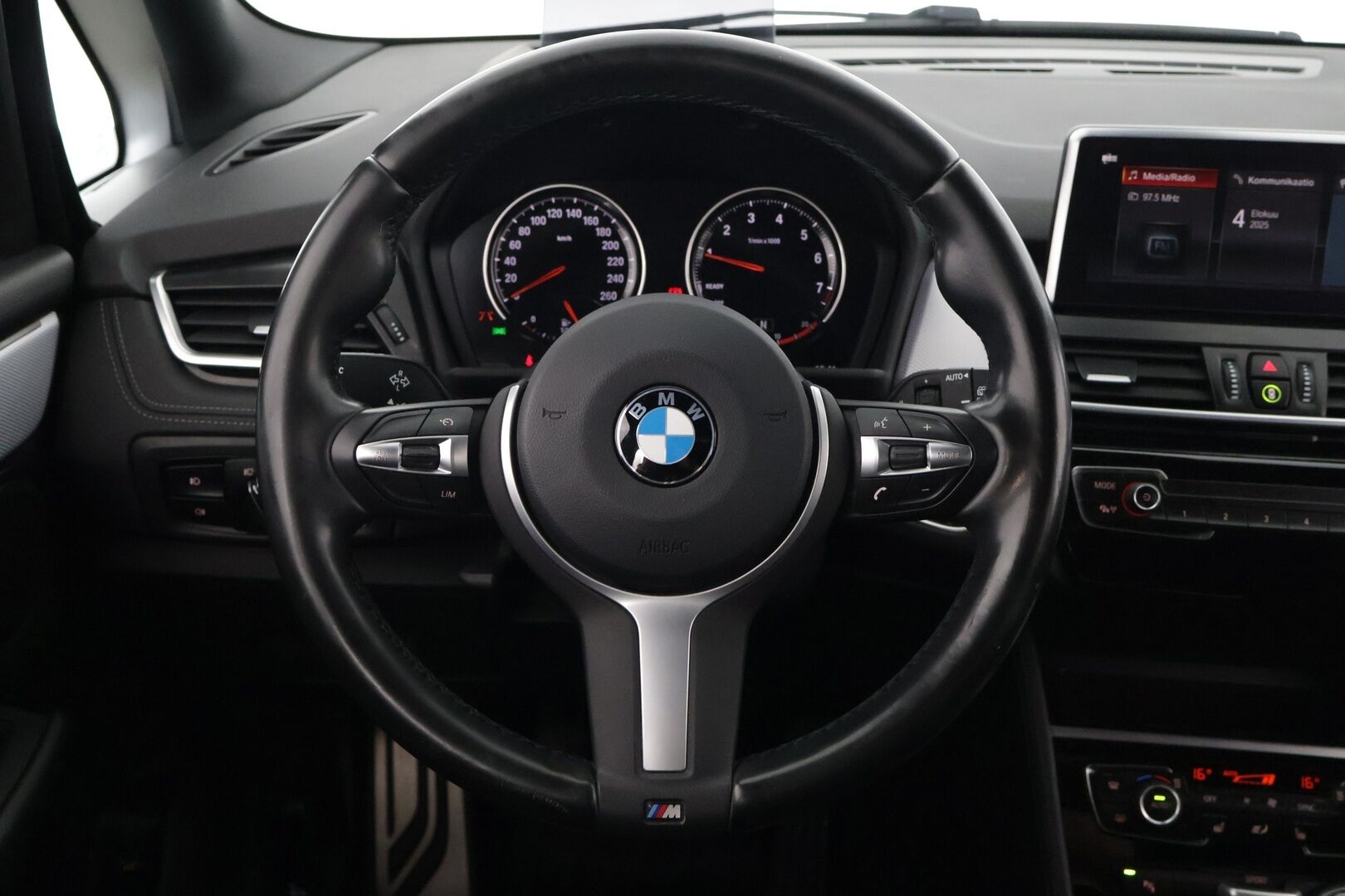 BMW 216 2020 F46 M-sport * HUD / LED / Sähkökontti / Vetokoukku / Tutkat / Proffa navi * - Huippuvarusteet! / Huollot ok / Renkaat ajokuntoiset / Suomi-auto *
