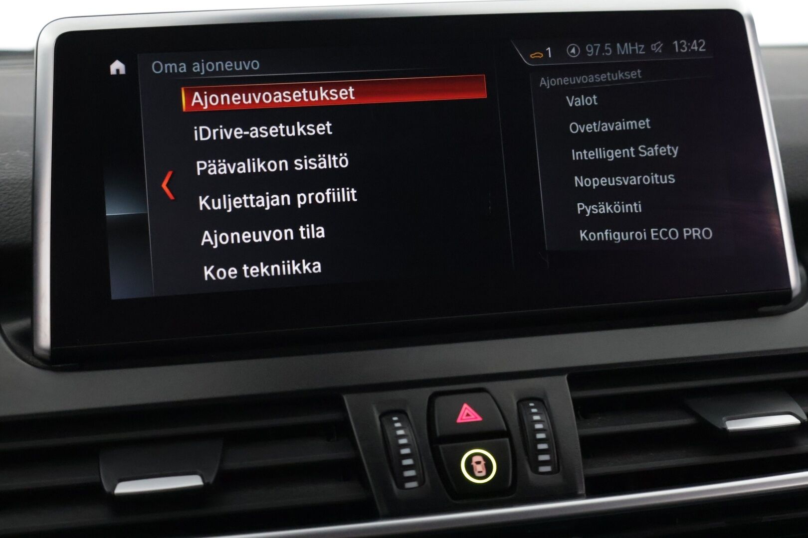 BMW 216 2020 F46 M-sport * HUD / LED / Sähkökontti / Vetokoukku / Tutkat / Proffa navi * - Huippuvarusteet! / Huollot ok / Renkaat ajokuntoiset / Suomi-auto *