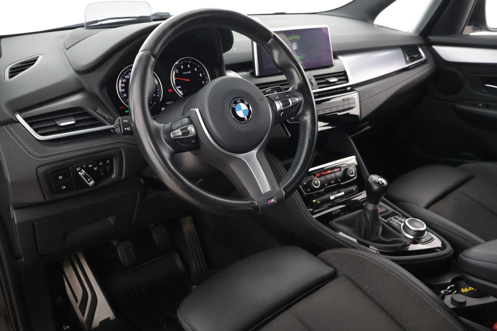 BMW 216 2020 F46 M-sport * HUD / LED / Sähkökontti / Vetokoukku / Tutkat / Proffa navi * - Huippuvarusteet! / Huollot ok / Renkaat ajokuntoiset / Suomi-auto *