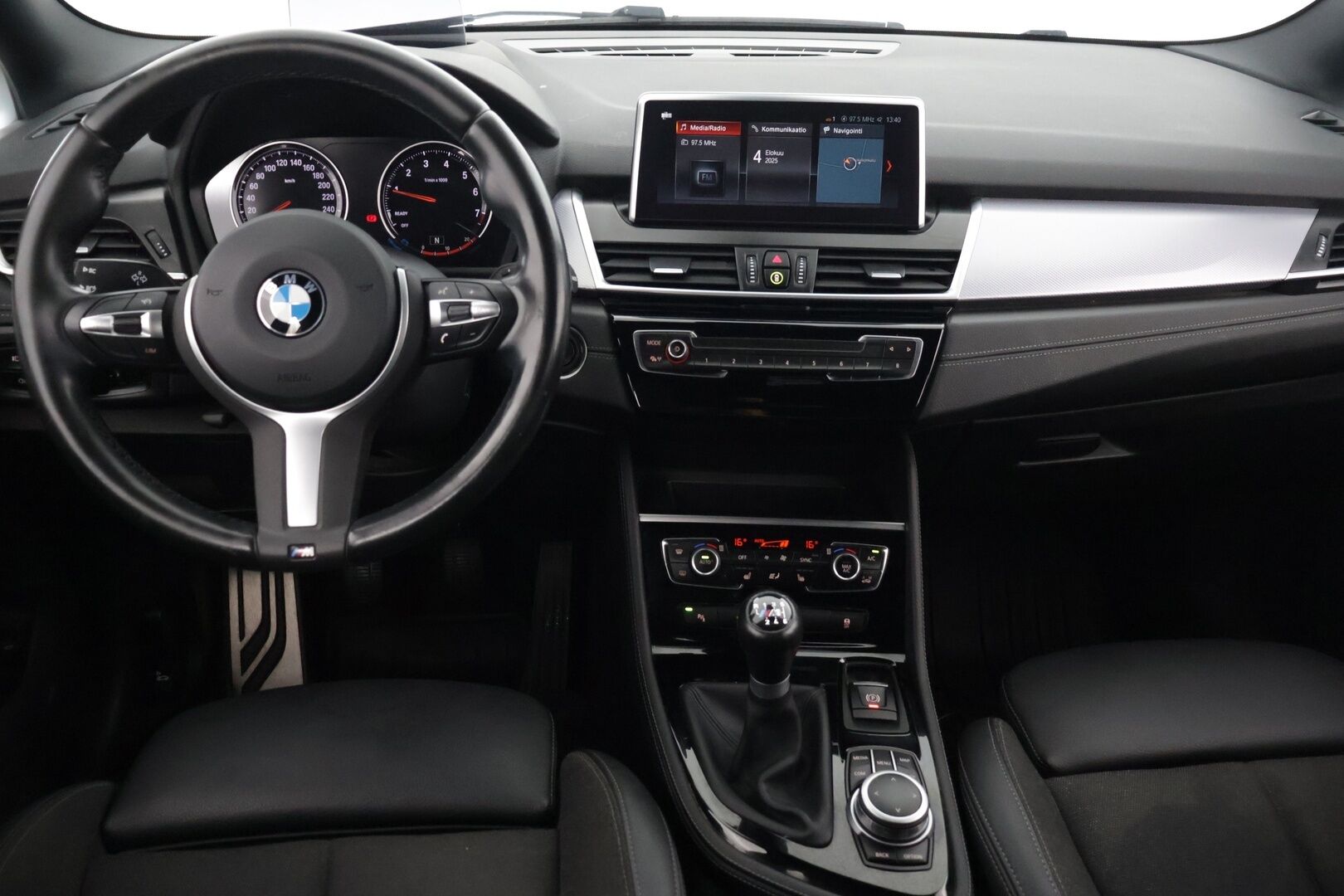 BMW 216 2020 F46 M-sport * HUD / LED / Sähkökontti / Vetokoukku / Tutkat / Proffa navi * - Huippuvarusteet! / Huollot ok / Renkaat ajokuntoiset / Suomi-auto *