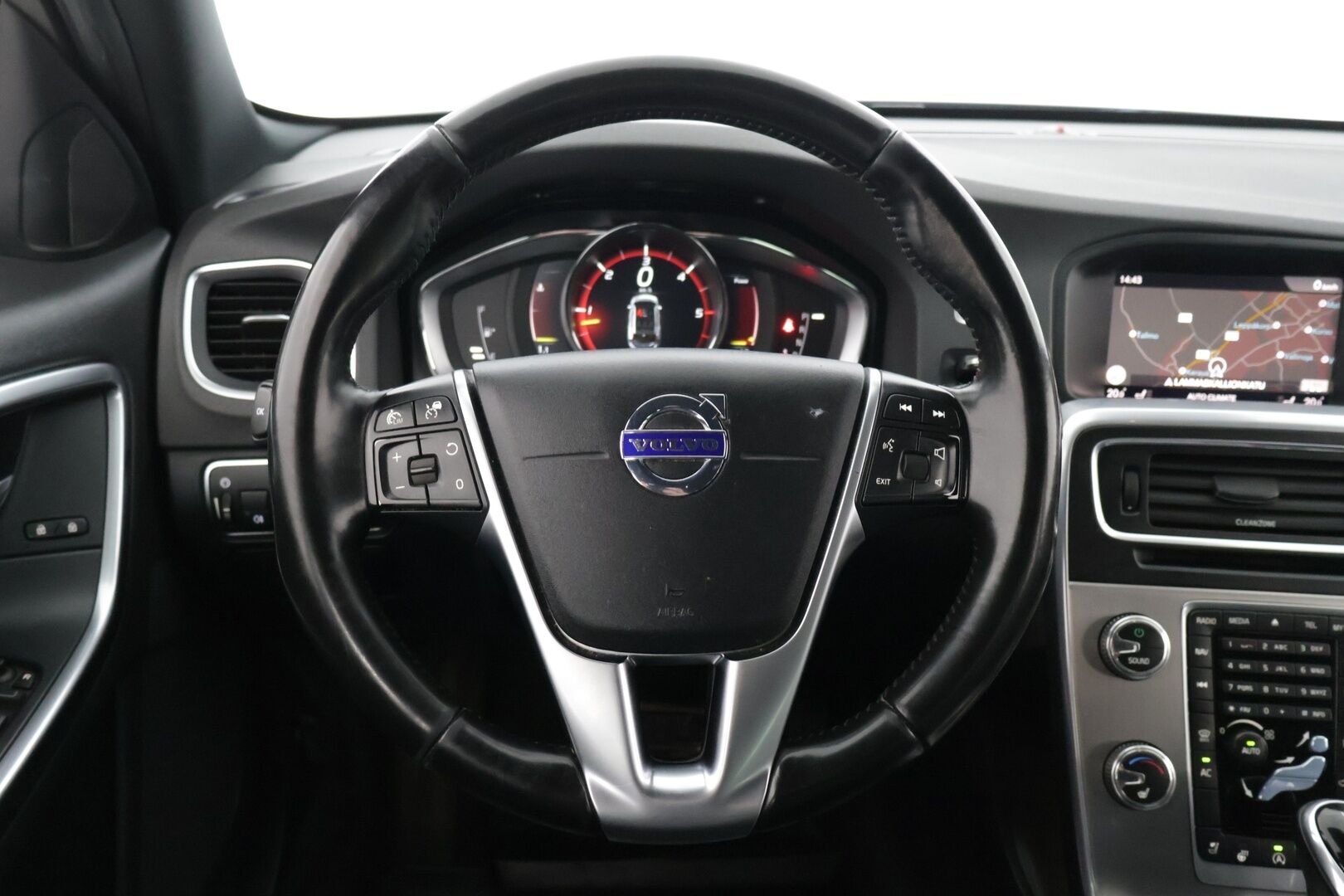 Volvo V60 Cross Country 2018 D4 AWD Business Summum aut * Adapt.Vakkari / Webasto / Muistipenkki / Nahkasisusta / Navi / Keyless * - Ei AdBlue järjestelmää! - HULLUT AVAJAISHULINAT KORKOTARJOUS 3,29 %