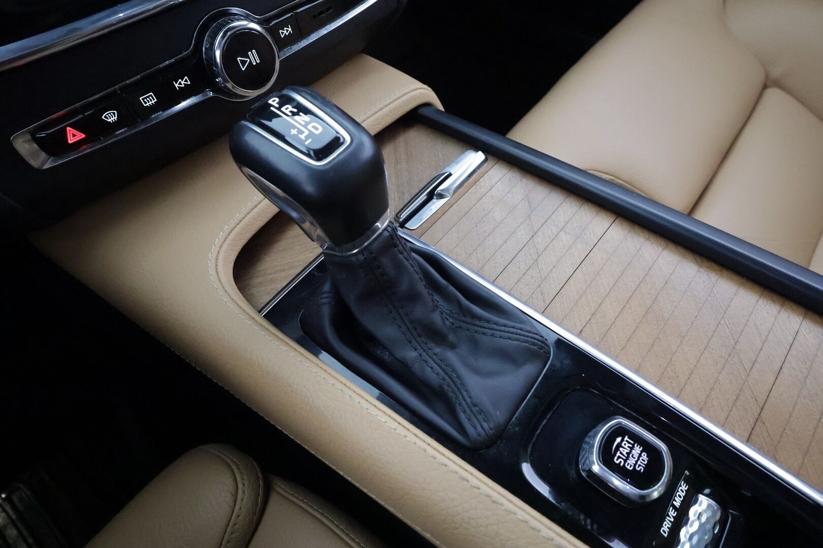 Volvo V90 2020 D4 AWD Business Inscription aut - ACC | Webasto | Panorama | Muistipenkki | Full LED | P.Kamera | Sporttinahat | BLIS |Suomi-auto | Kahdet renkaat aluvanteilla | ALV