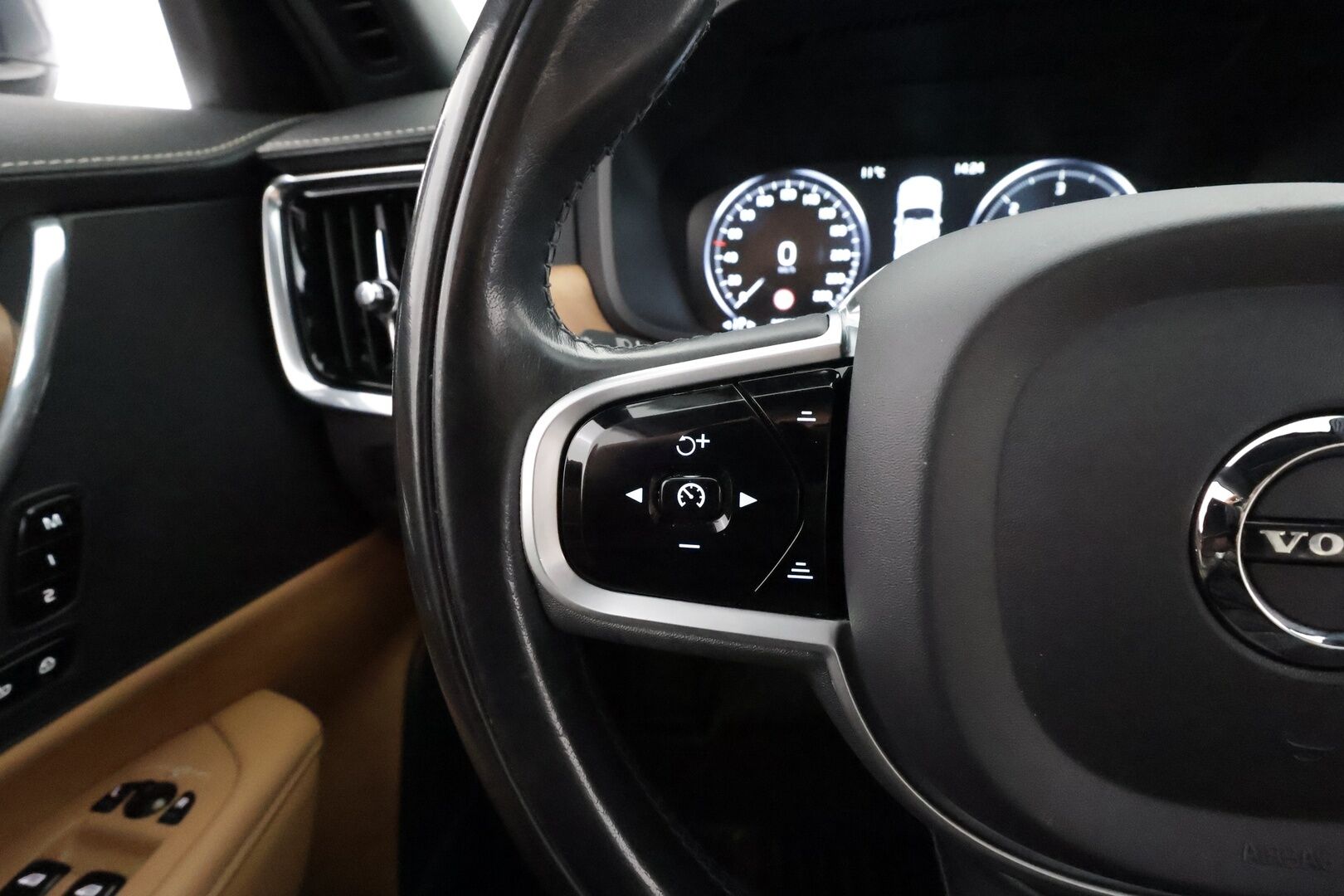 Volvo V90 2020 D4 AWD Business Inscription aut - ACC | Webasto | Panorama | Muistipenkki | Full LED | P.Kamera | Sporttinahat | BLIS |Suomi-auto | Kahdet renkaat aluvanteilla | ALV