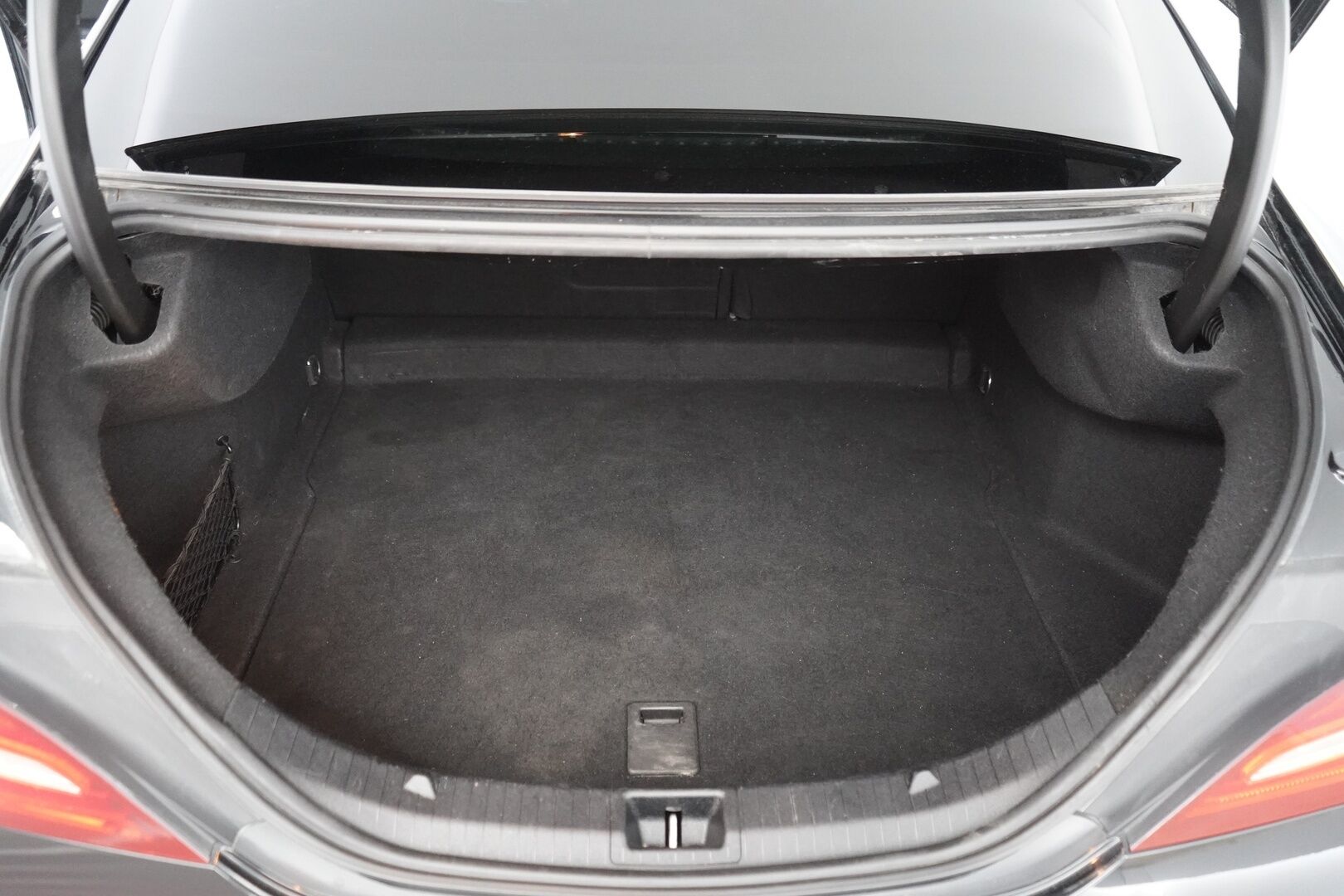 Mercedes-Benz CLA 2016 200 A Premium Business - Distronic | Harman & Kardon | P-Kamera | Lohko | Kahdet renkaat alumiinivantein | Säntilliset huollot