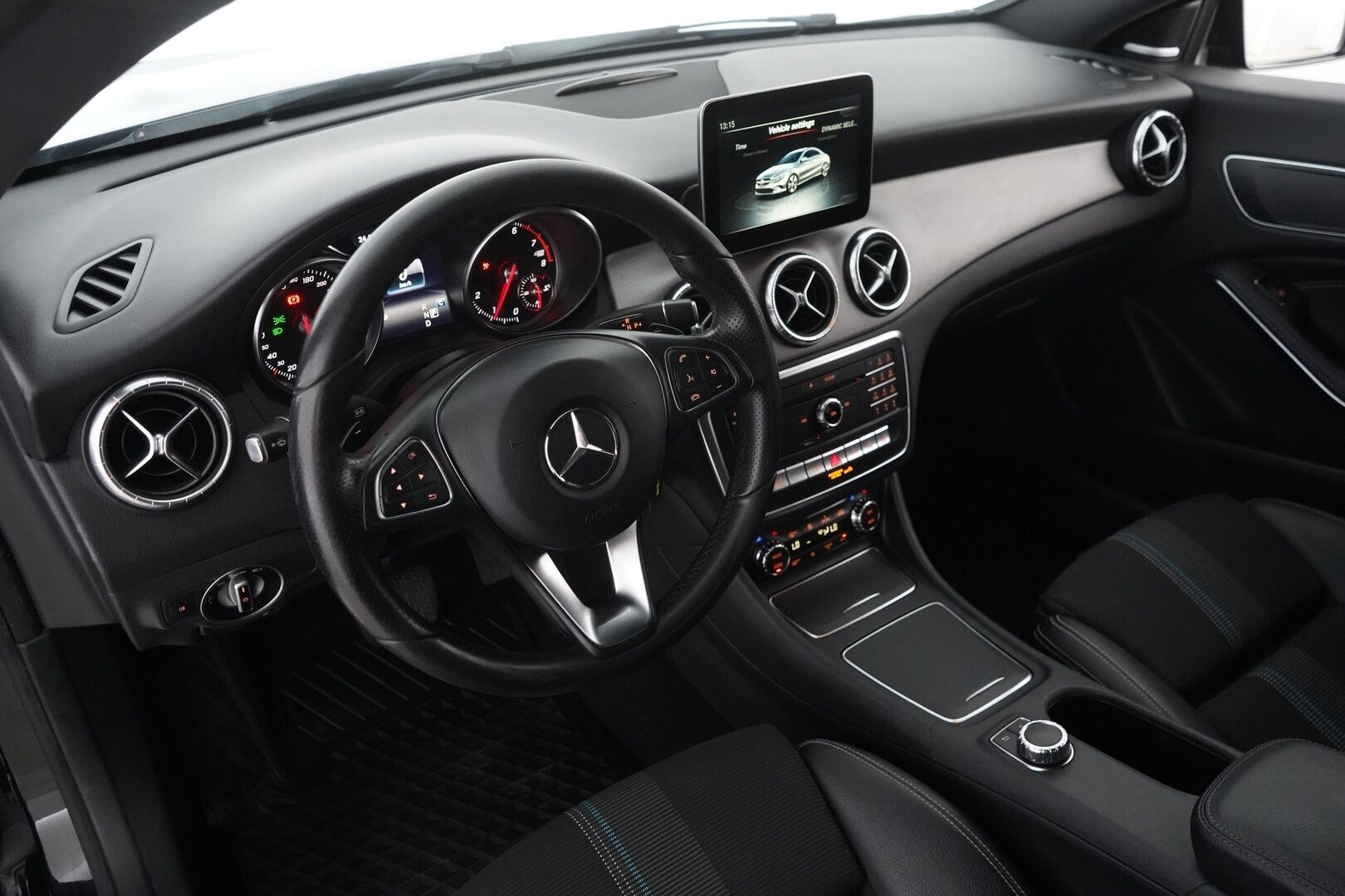 Mercedes-Benz CLA 2016 200 A Premium Business - Distronic | Harman & Kardon | P-Kamera | Lohko | Kahdet renkaat alumiinivantein | Säntilliset huollot