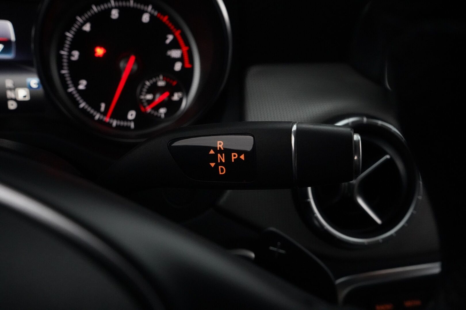 Mercedes-Benz CLA 2016 200 A Premium Business - Distronic | Harman & Kardon | P-Kamera | Lohko | Kahdet renkaat alumiinivantein | Säntilliset huollot