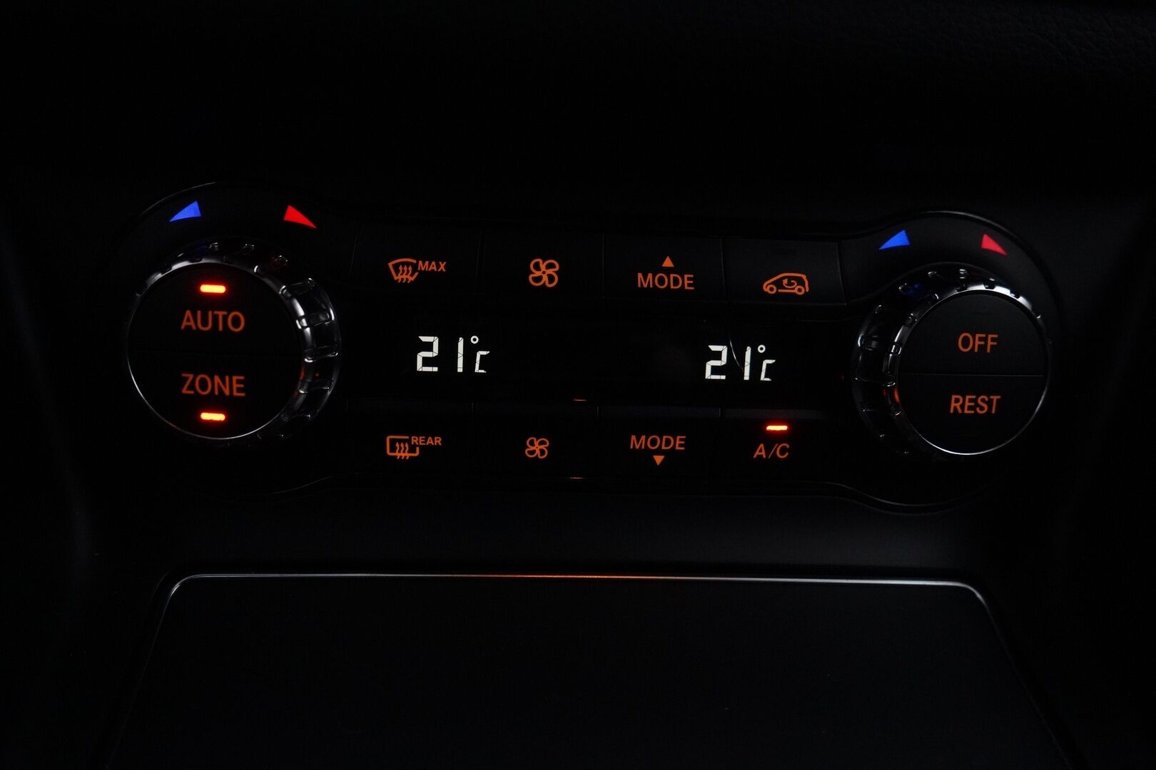 Mercedes-Benz CLA 2016 200 A Premium Business - Distronic | Harman & Kardon | P-Kamera | Lohko | Kahdet renkaat alumiinivantein | Säntilliset huollot