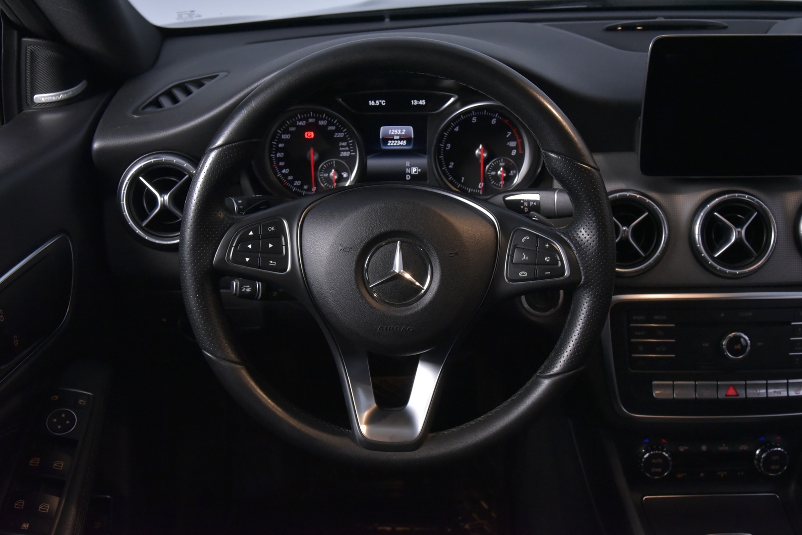 Mercedes-Benz CLA 2016 200 A Premium Business * Distronic / Harman & Kardon / P-Kamera / Lohko / Näyttävä! * - Distronic | Harman & Kardon | P-Kamera | Lohko | Kahdet renkaat alumiinivantein | Säntilliset huollot