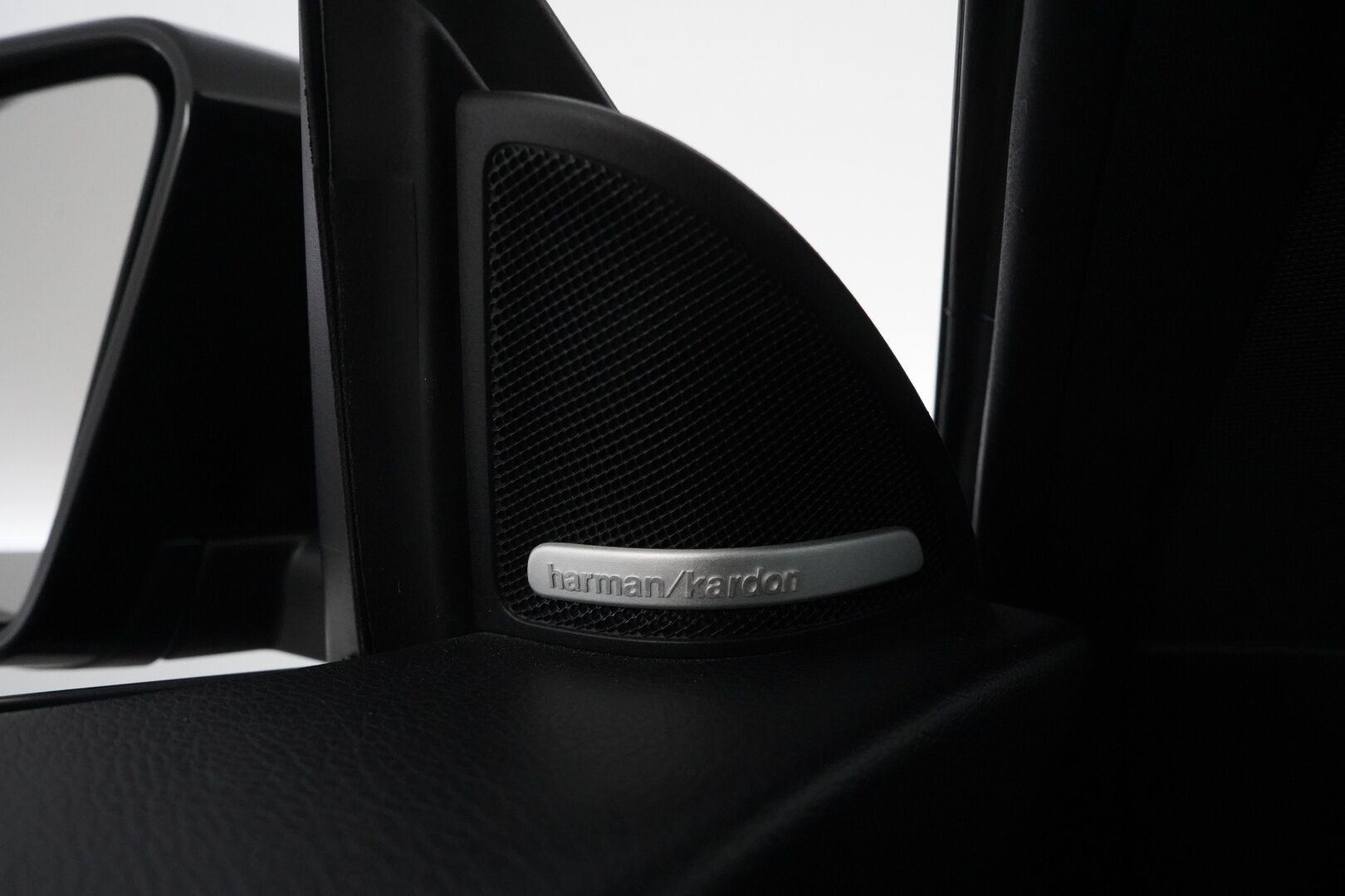 Mercedes-Benz CLA 2016 200 A Premium Business - Distronic | Harman & Kardon | P-Kamera | Lohko | Kahdet renkaat alumiinivantein | Säntilliset huollot