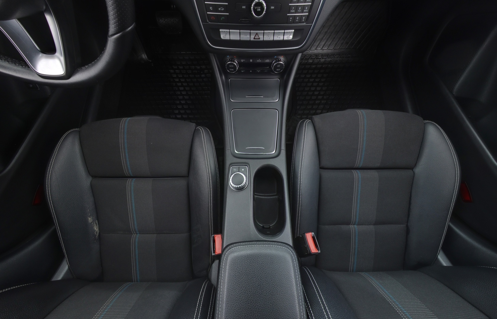 Mercedes-Benz CLA 2016 200 A Premium Business * Distronic / Harman & Kardon / P-Kamera / Lohko / Näyttävä! * - Distronic | Harman & Kardon | P-Kamera | Lohko | Kahdet renkaat alumiinivantein | Säntilliset huollot
