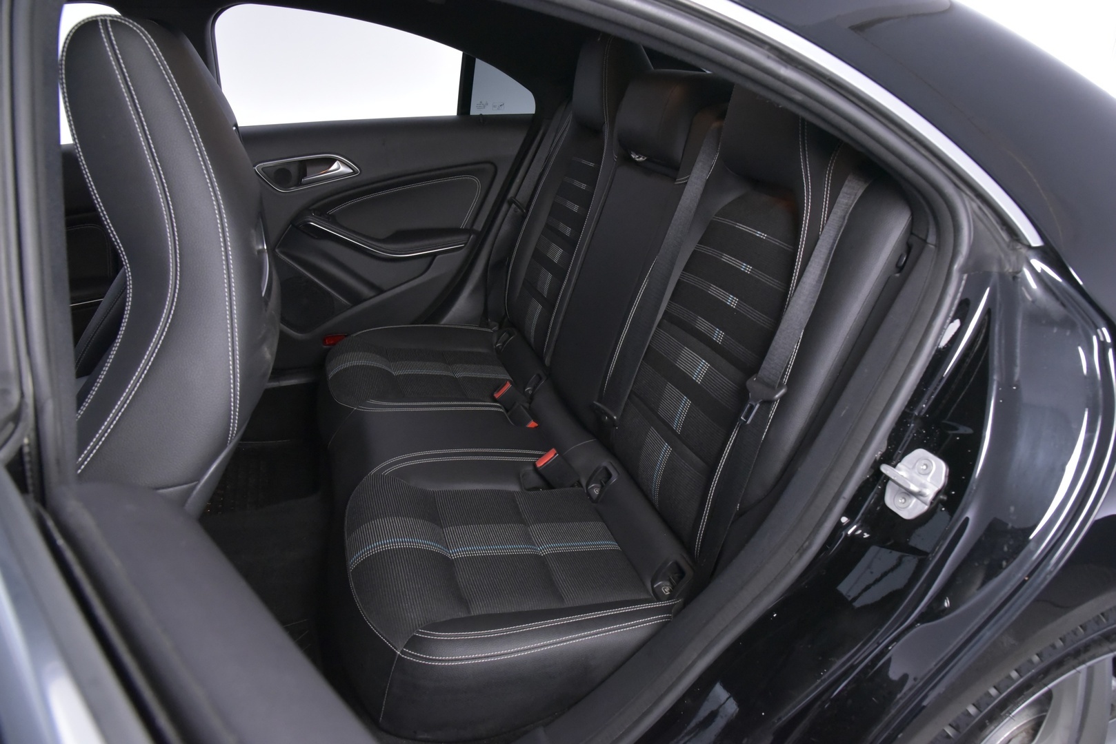Mercedes-Benz CLA 2016 200 A Premium Business * Distronic / Harman & Kardon / P-Kamera / Lohko / Näyttävä! * - Distronic | Harman & Kardon | P-Kamera | Lohko | Kahdet renkaat alumiinivantein | Säntilliset huollot