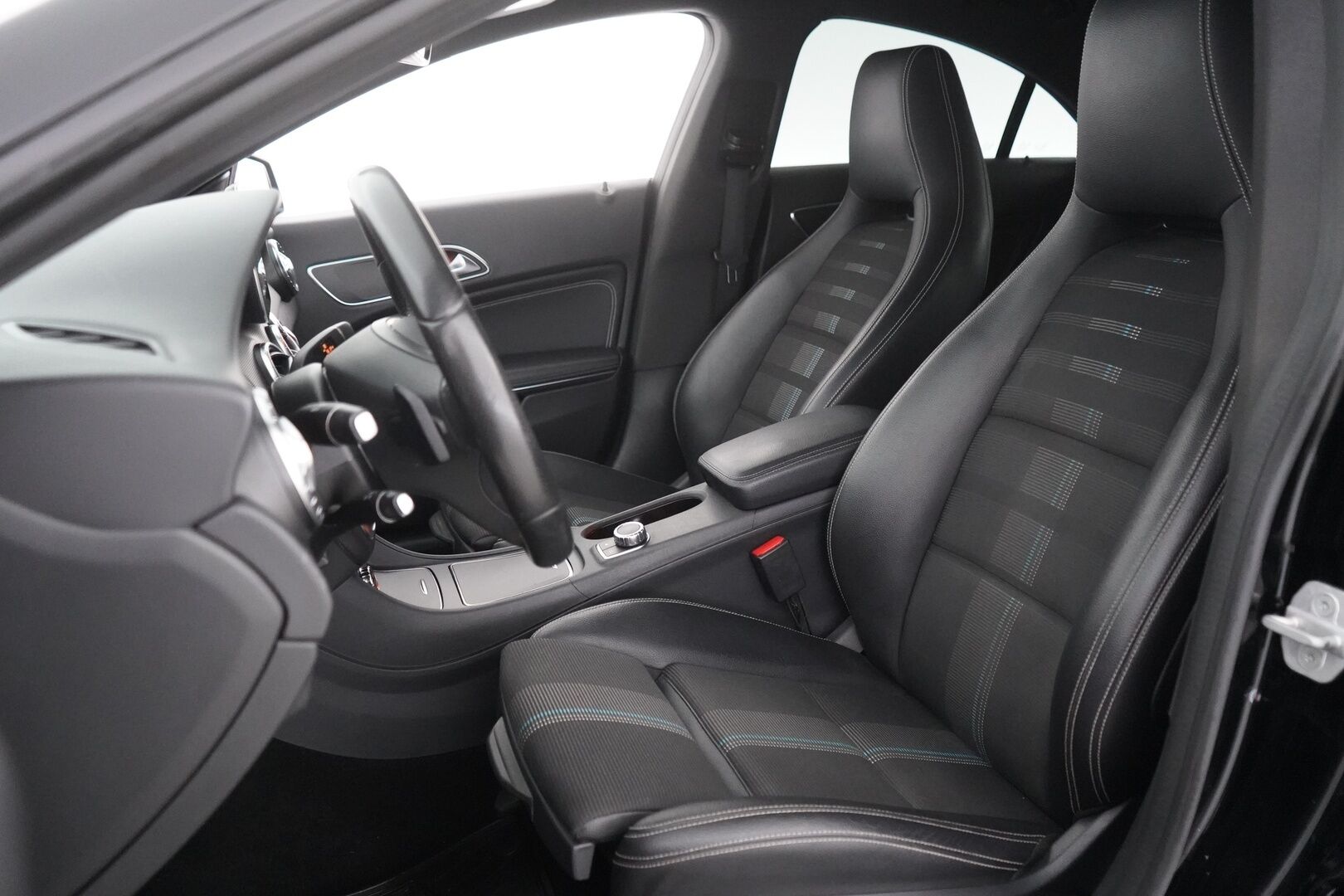 Mercedes-Benz CLA 2016 200 A Premium Business - Distronic | Harman & Kardon | P-Kamera | Lohko | Kahdet renkaat alumiinivantein | Säntilliset huollot